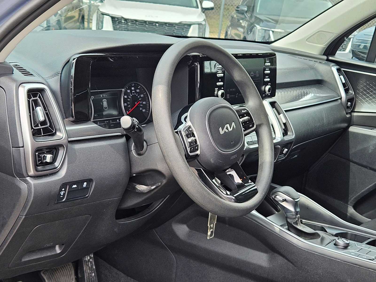 2023 Kia Sorento LX photo 2