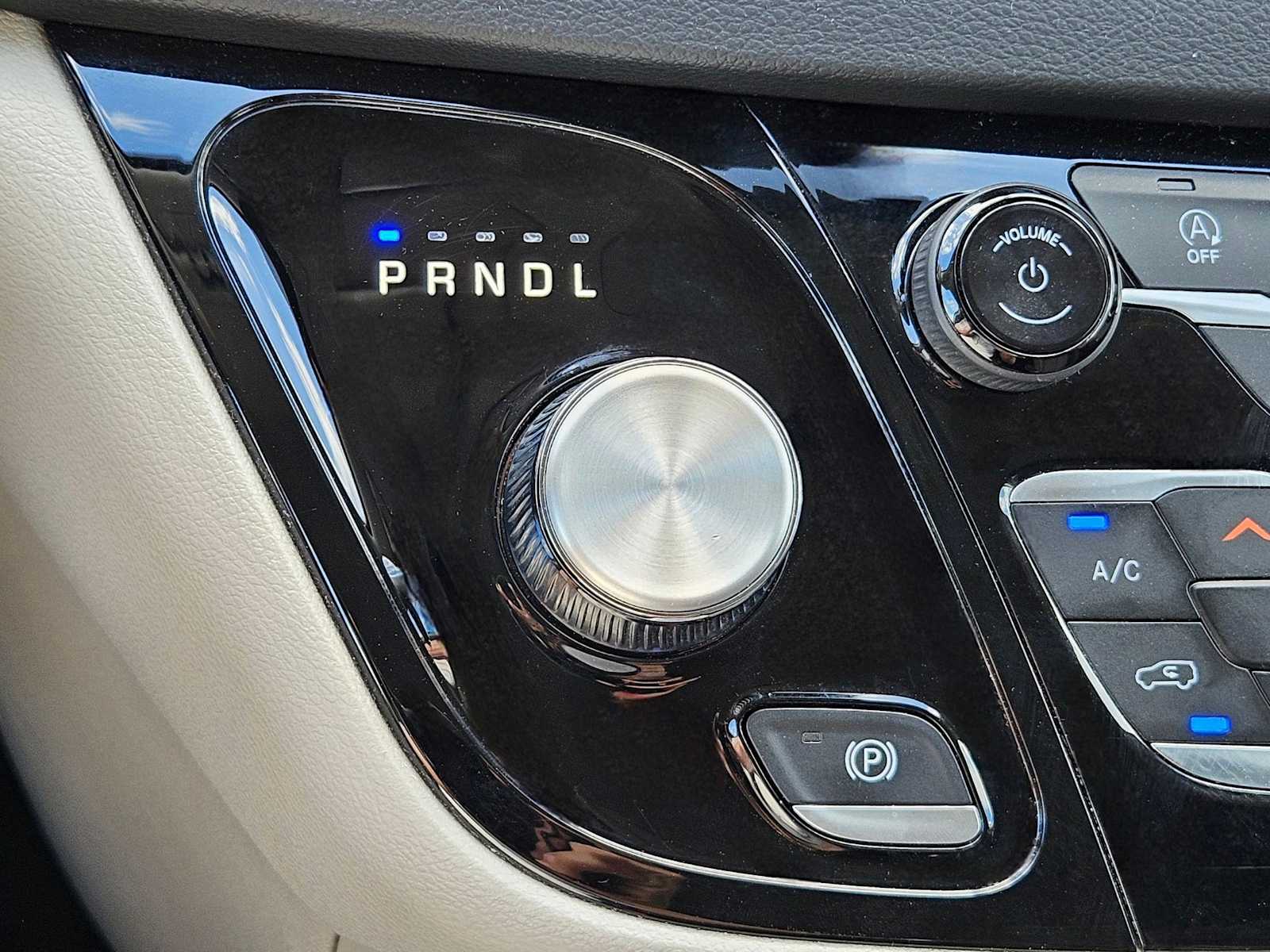 Thumbnail: 2023 Chrysler Voyager - 24