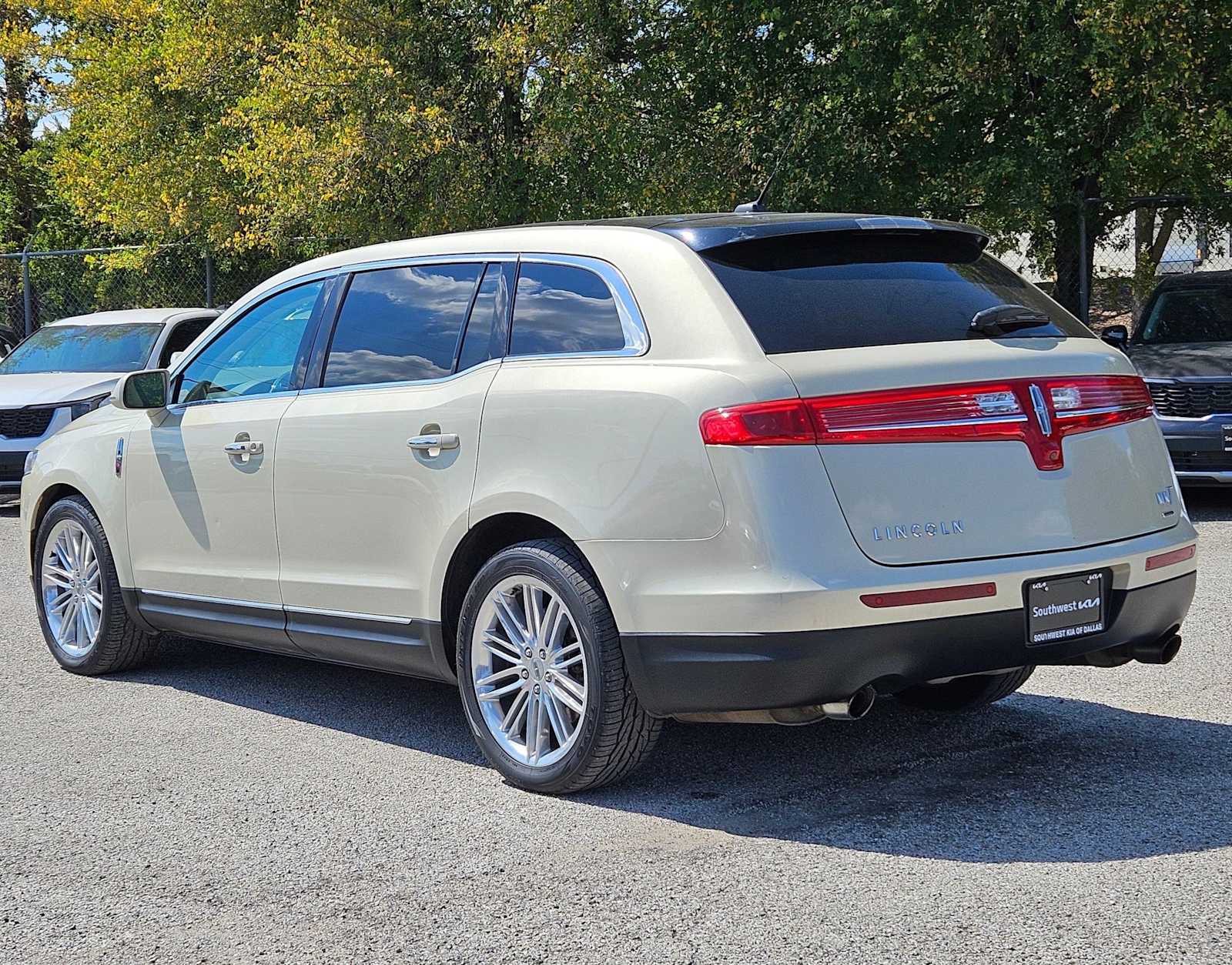 2016 Lincoln MKT EcoBoost photo 3