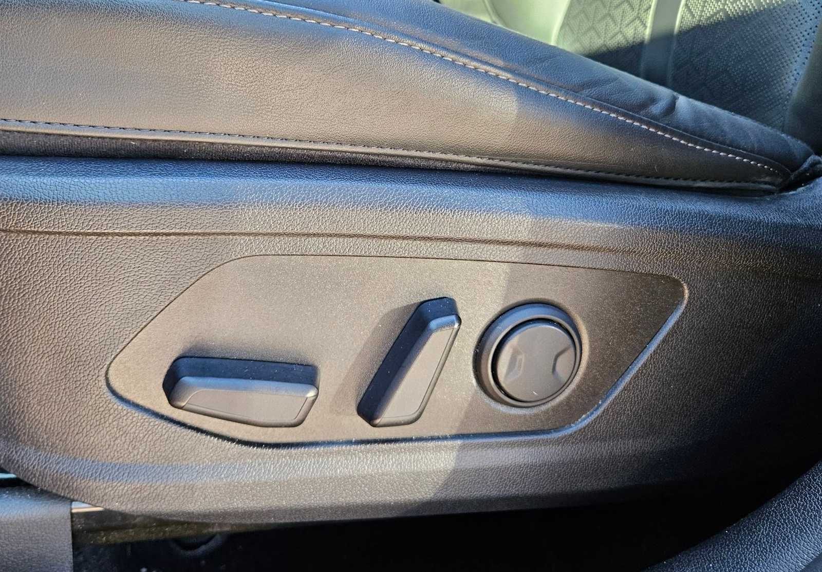 Thumbnail: 2023 Kia Sorento - 16