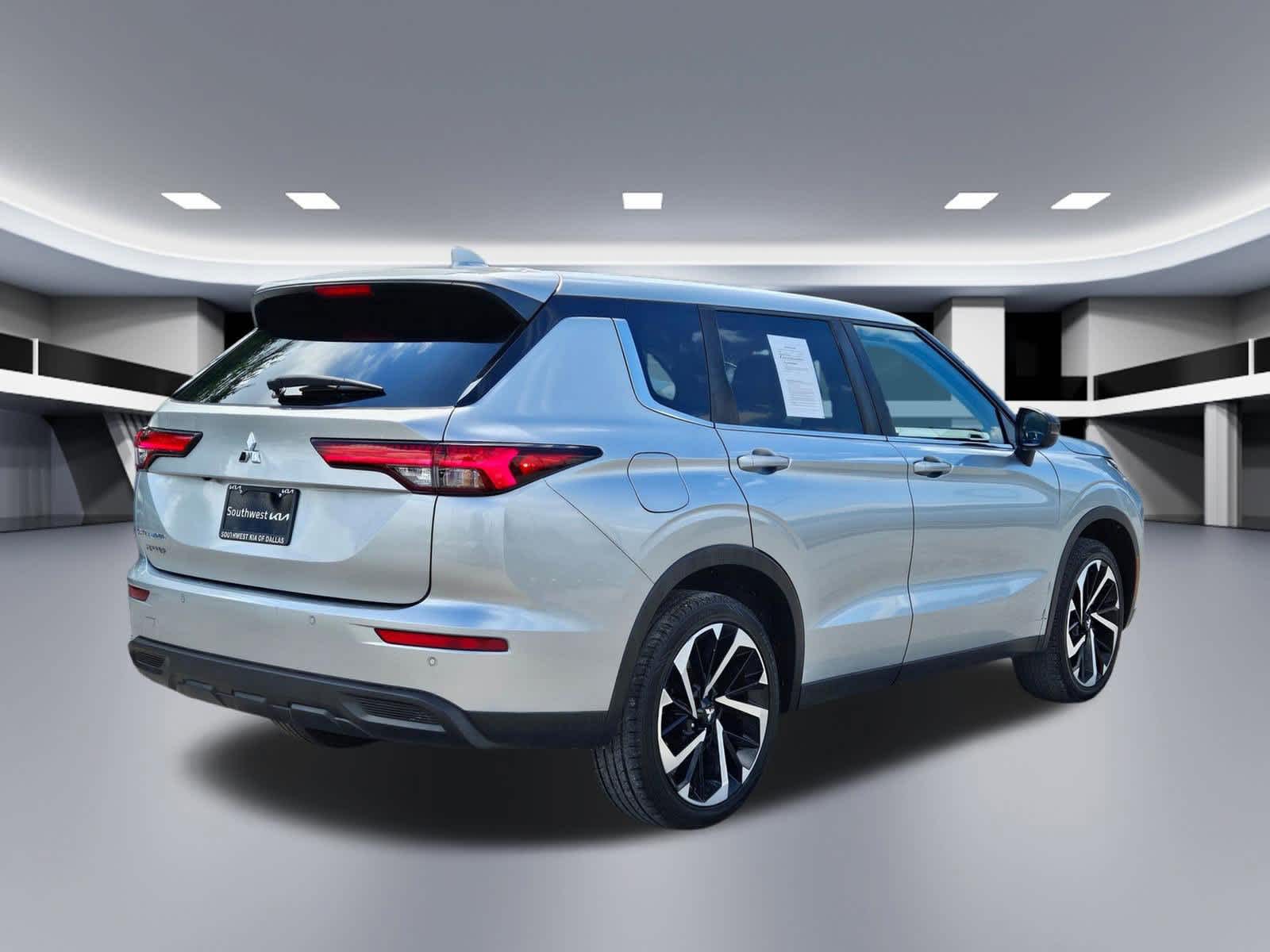 Thumbnail: 2022 Mitsubishi Outlander - 6
