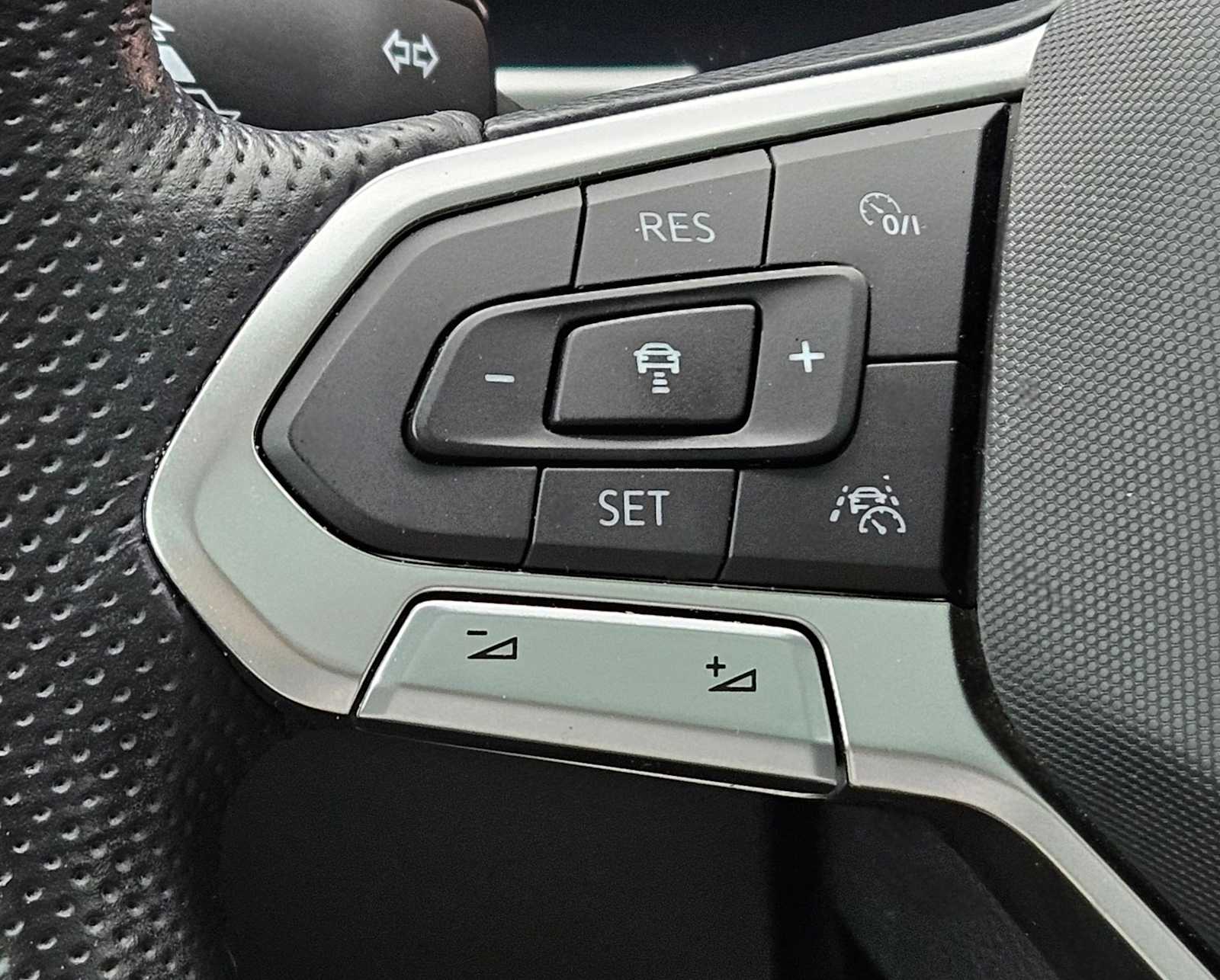 Thumbnail: 2023 Volkswagen Atlas - 23