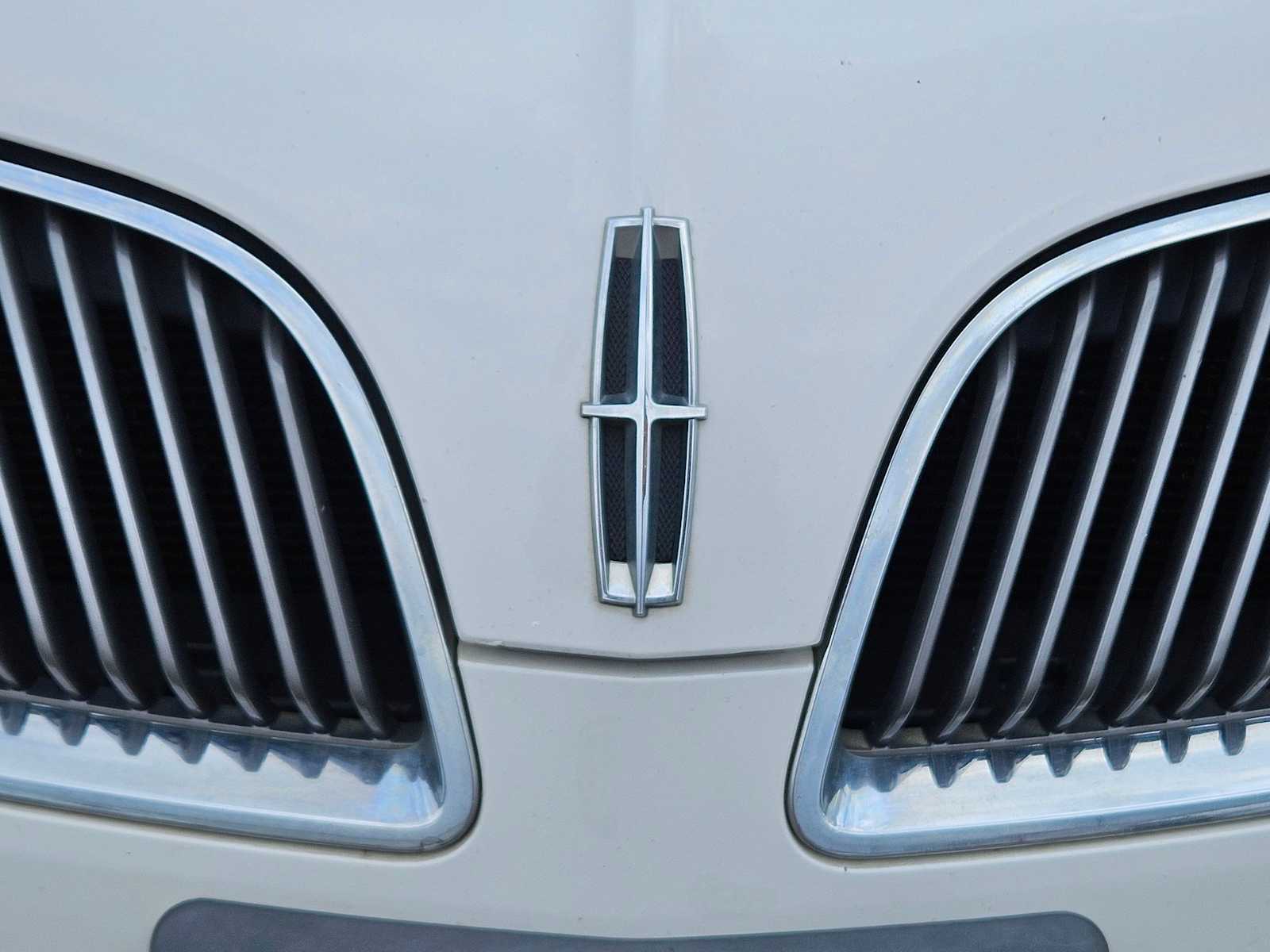 Thumbnail: 2015 Lincoln MKS - 11