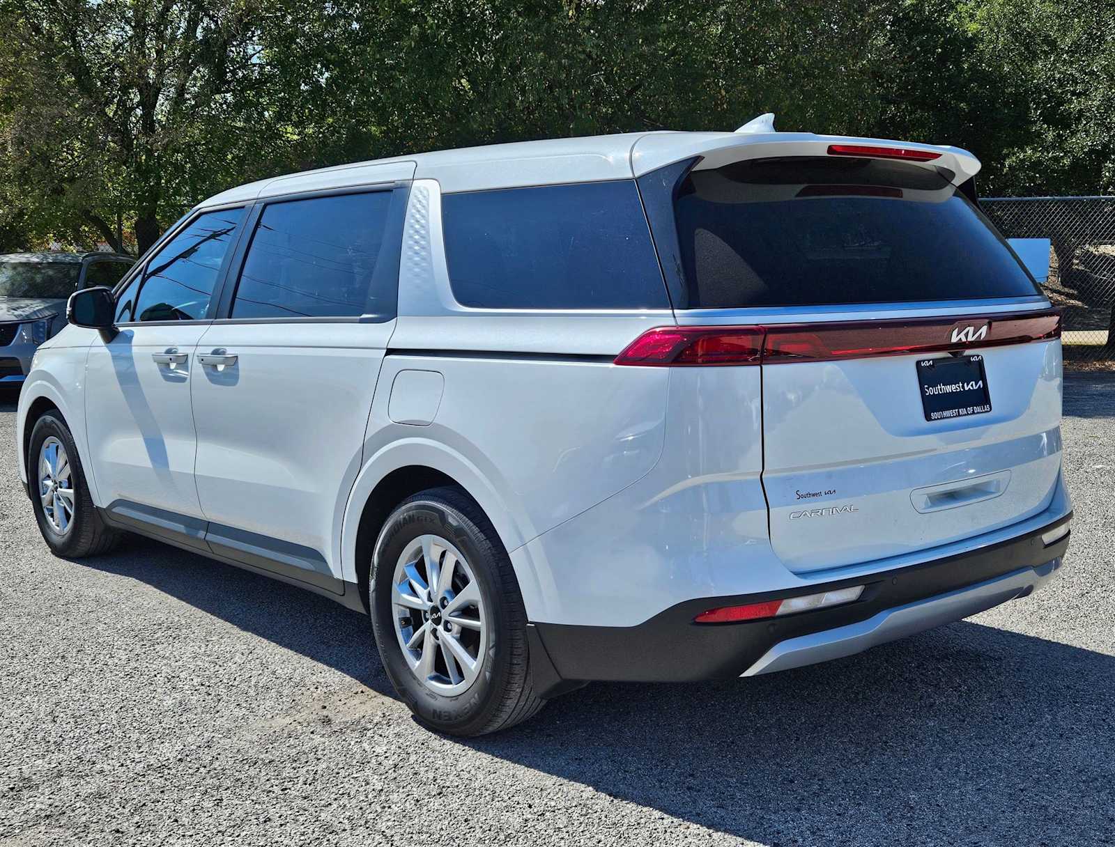 2023 Kia Carnival LX photo 4