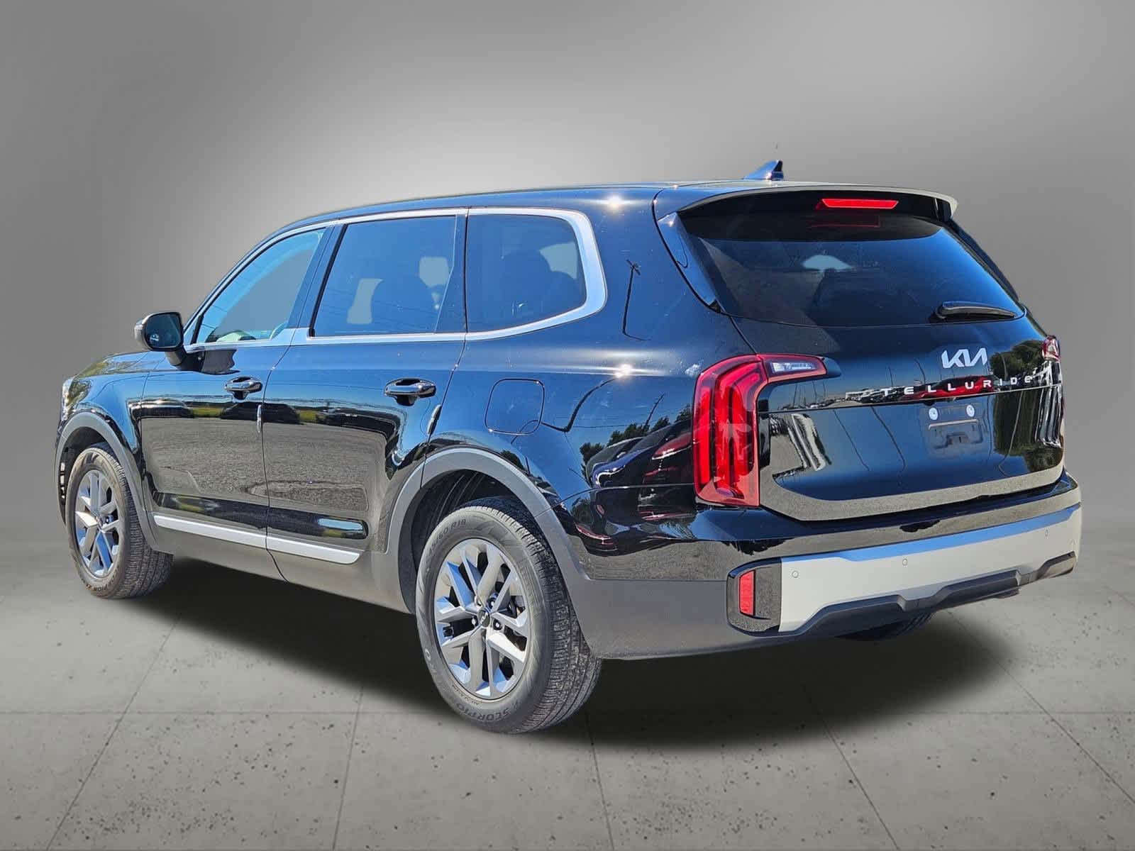 2023 Kia Telluride LX photo 2