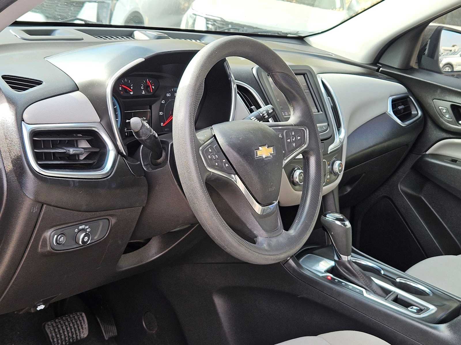 2020 Chevrolet Equinox LS photo 2