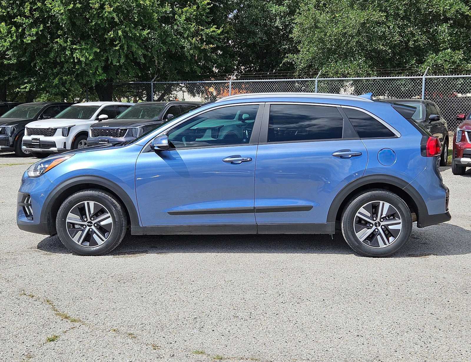 Thumbnail: 2022 Kia Niro - 3