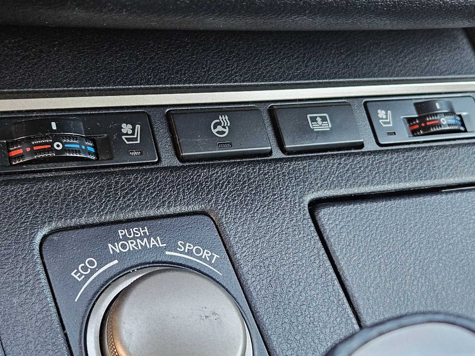 Thumbnail: 2018 Lexus ES - 24