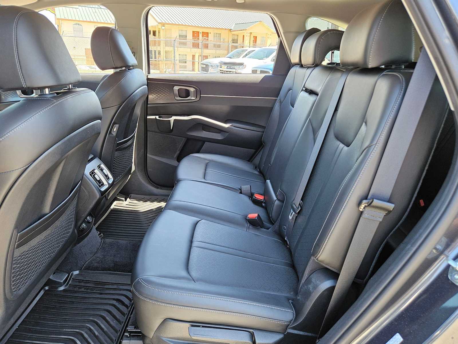 Thumbnail: 2023 Kia Sorento - 17