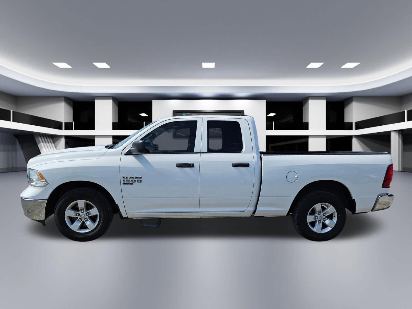 Thumbnail: 2019 RAM 1500 Classic - 3