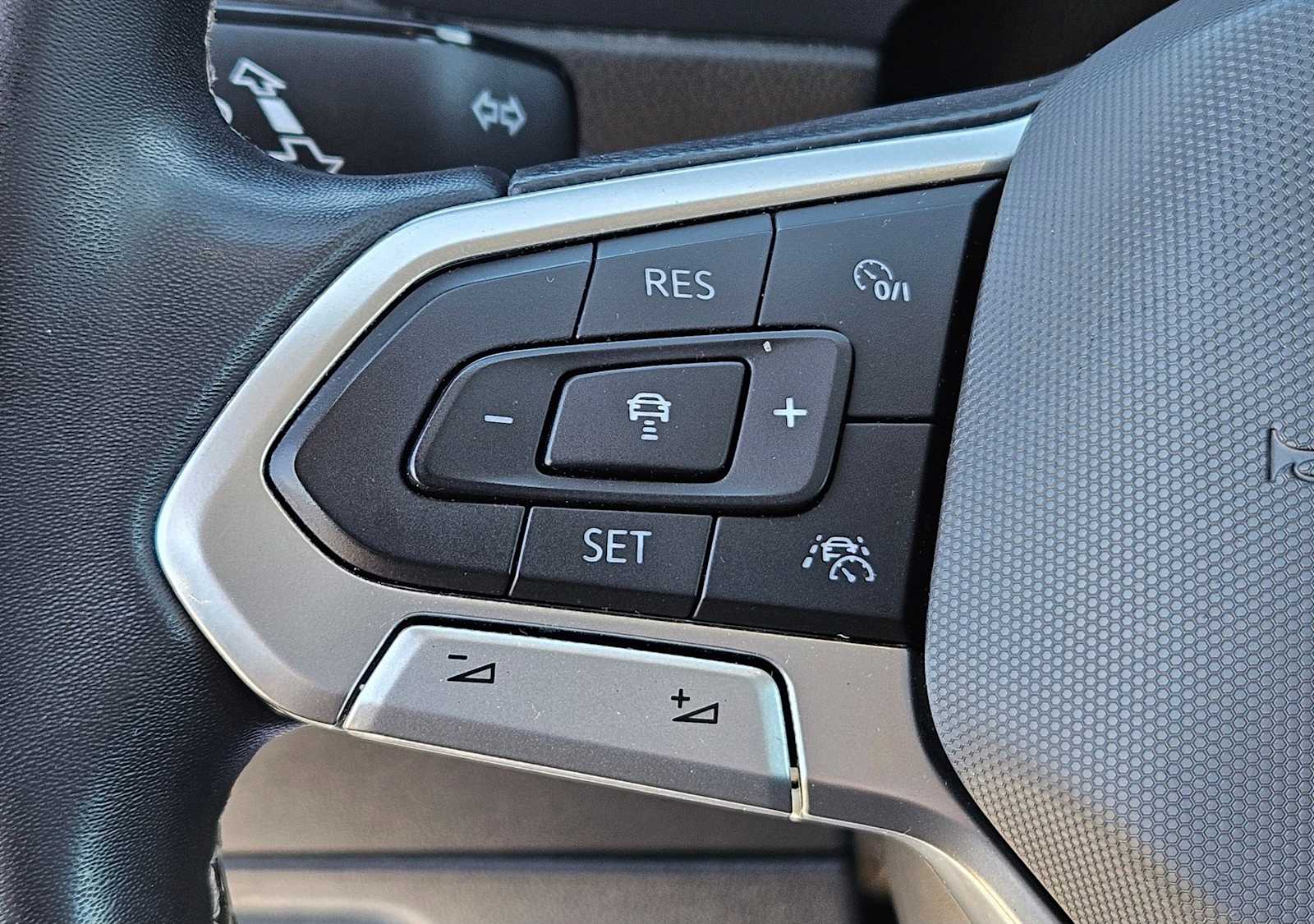 Thumbnail: 2022 Volkswagen Tiguan - 23