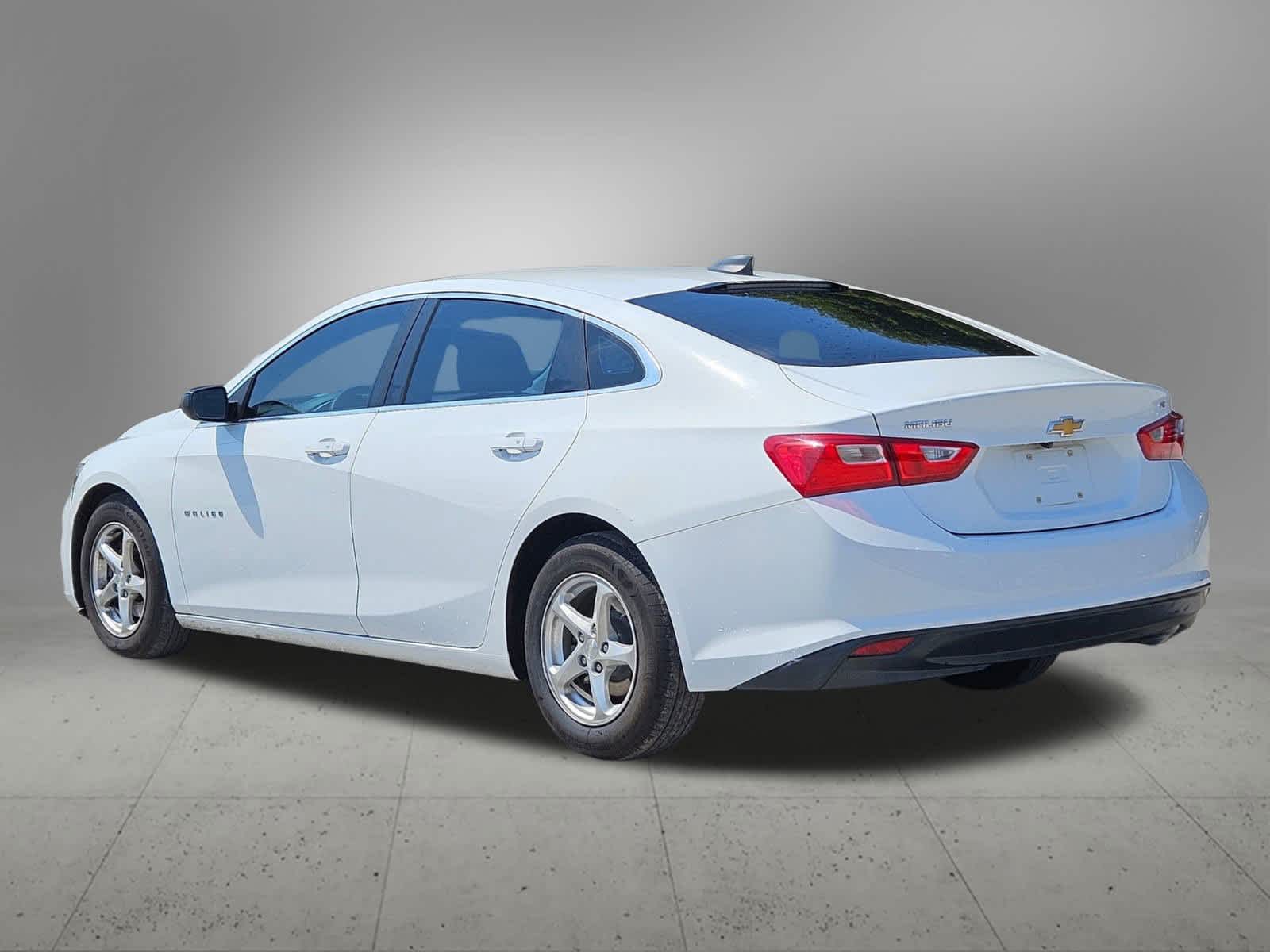 Thumbnail: 2016 Chevrolet Malibu - 3