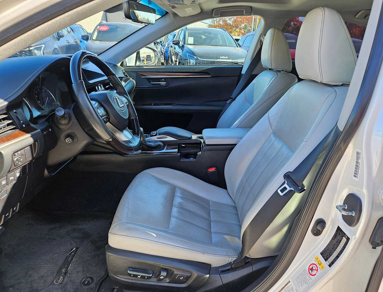 Thumbnail: 2018 Lexus ES - 15