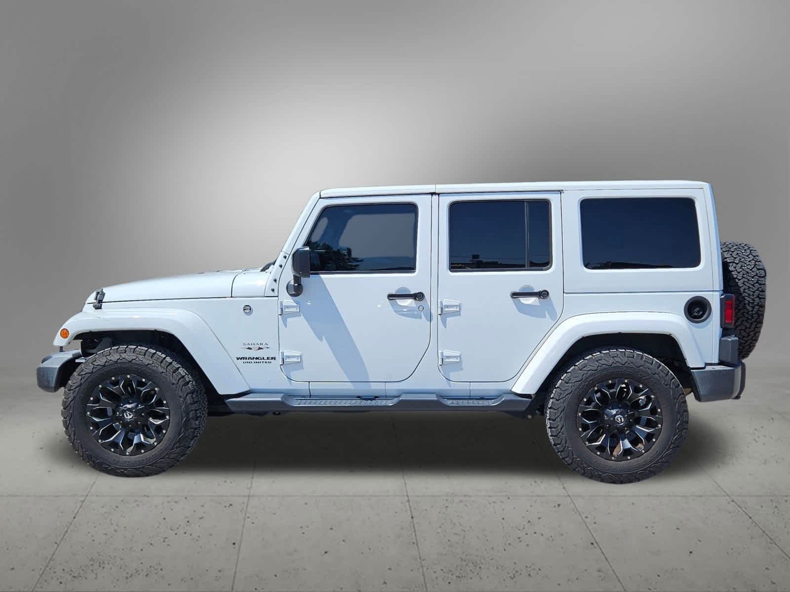 2017 Jeep Wrangler Unlimited Sahara photo 2