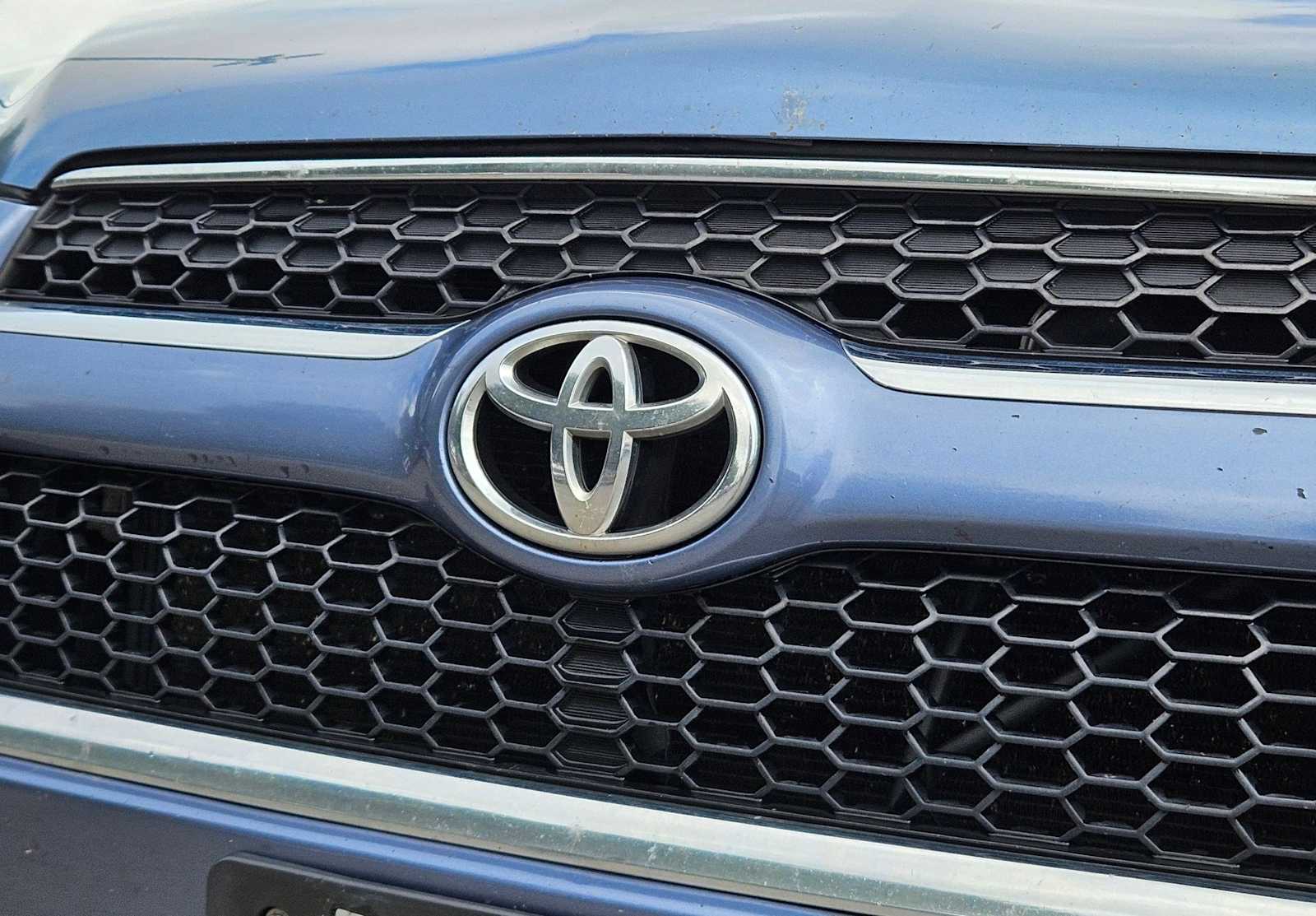 Thumbnail: 2011 Toyota RAV4 - 12