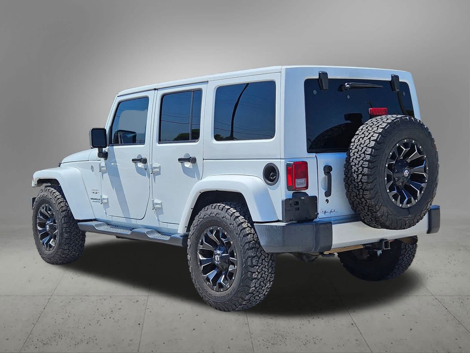 2017 Jeep Wrangler Unlimited Sahara photo 3