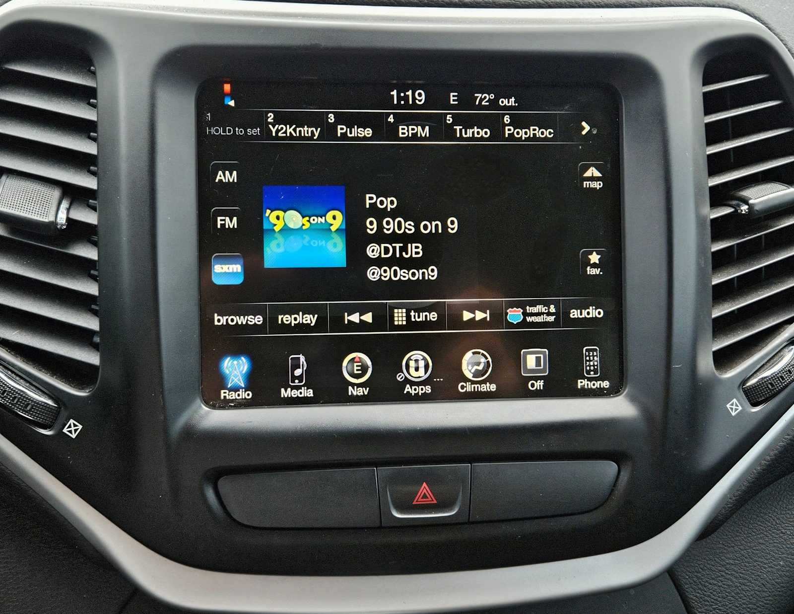 Thumbnail: 2018 Jeep Cherokee - 15