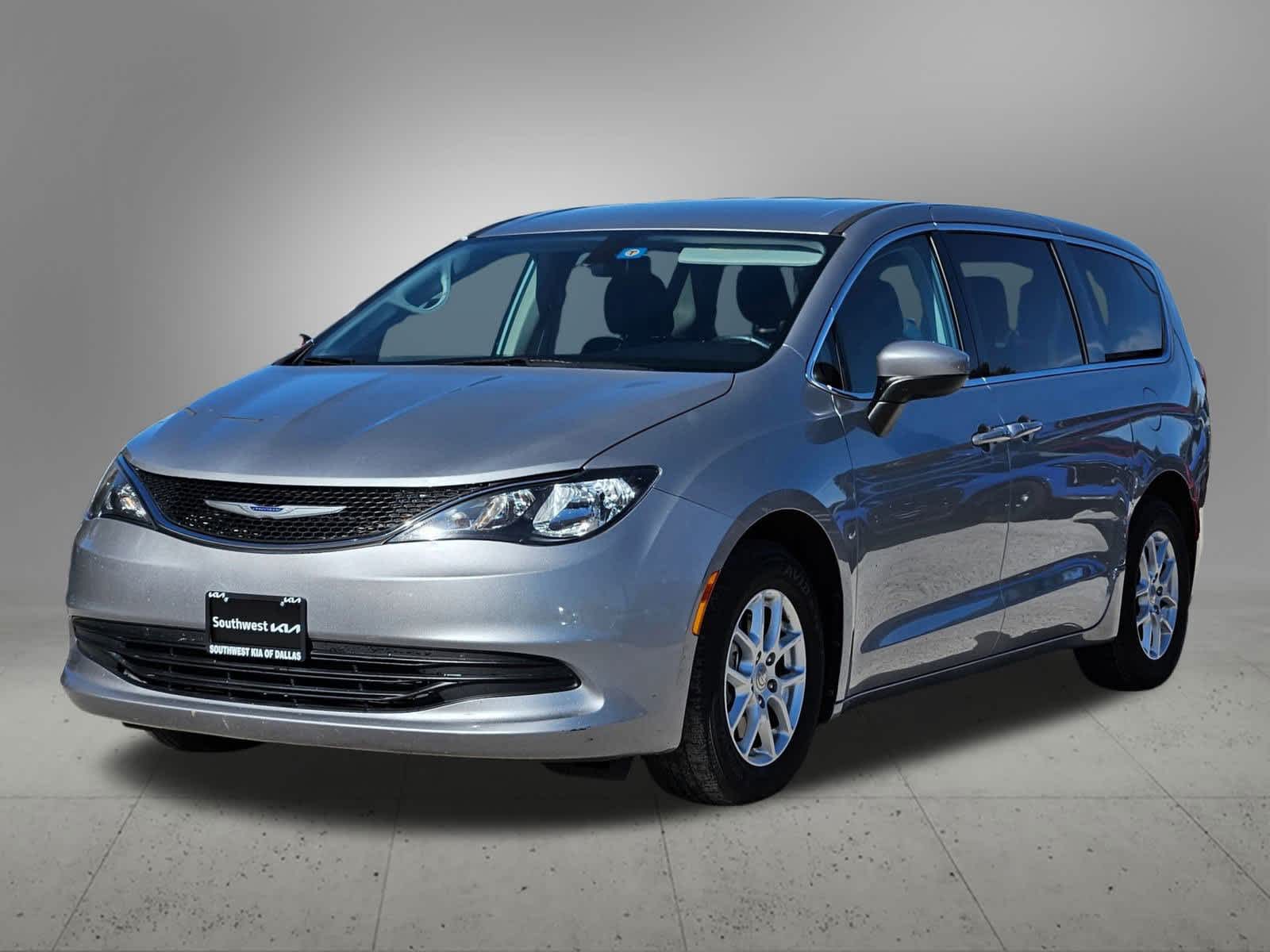 Thumbnail: 2020 Chrysler Voyager - 8