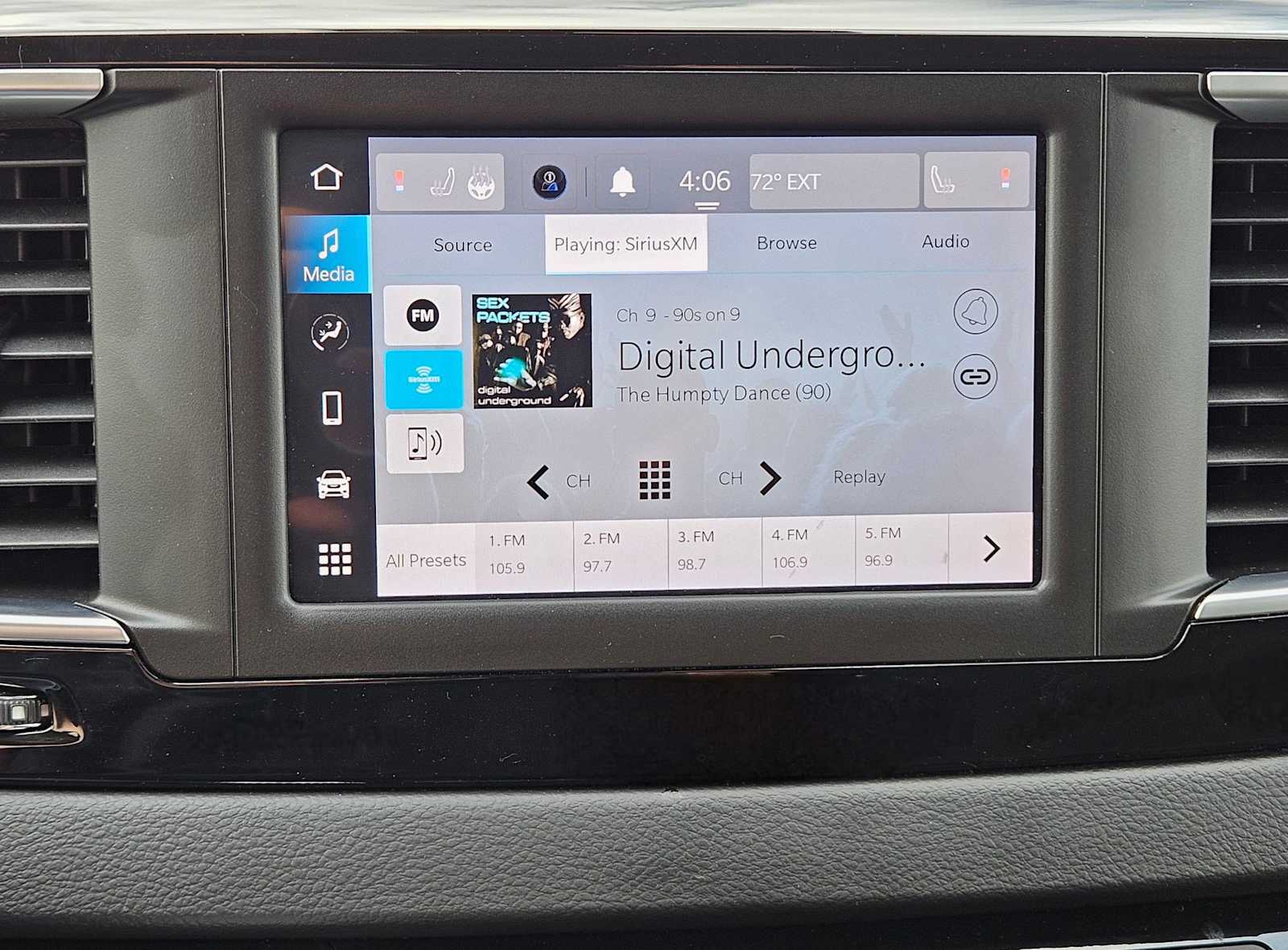 Thumbnail: 2023 Chrysler Voyager - 29