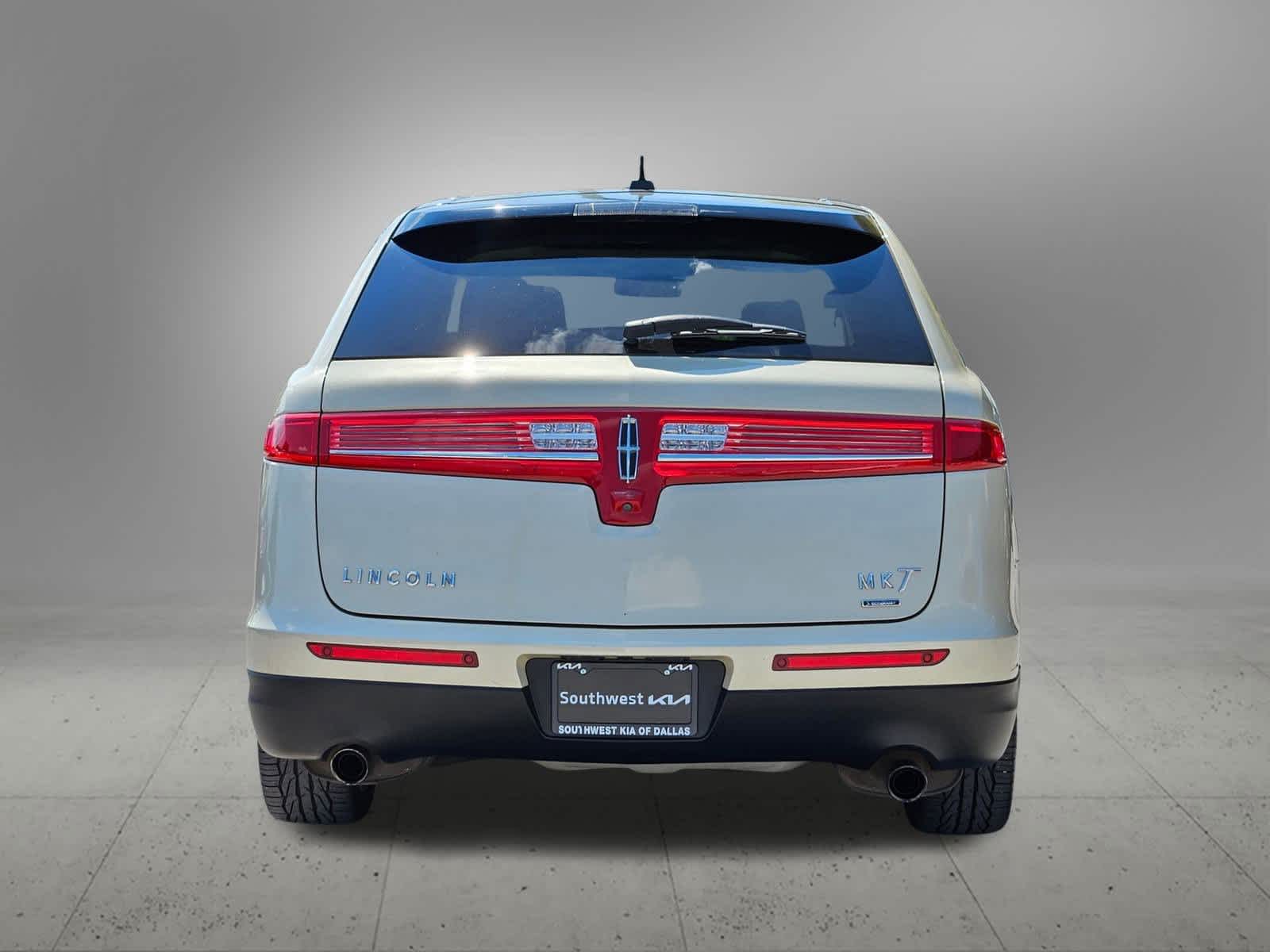 2016 Lincoln MKT EcoBoost photo 3