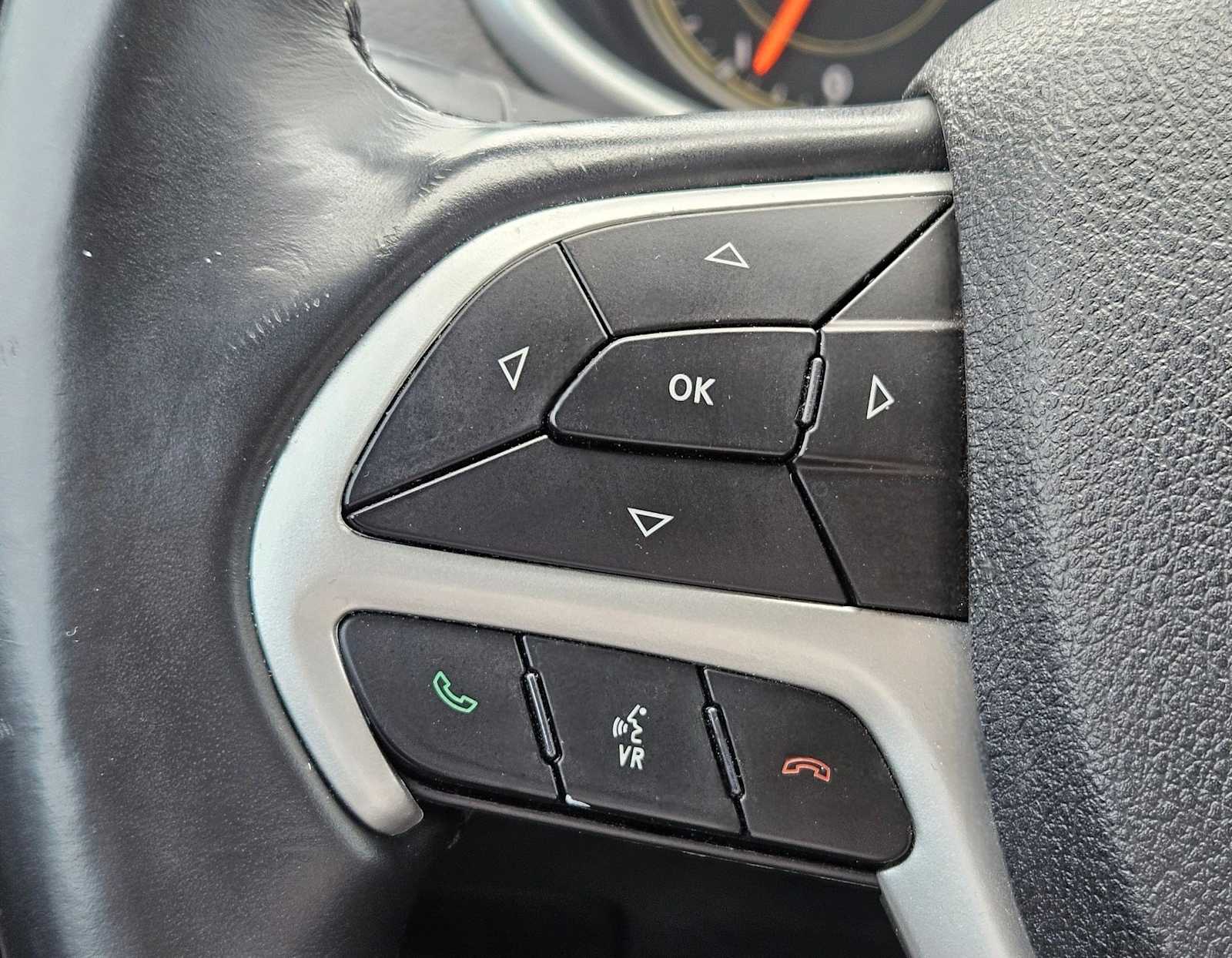 Thumbnail: 2018 Jeep Cherokee - 14