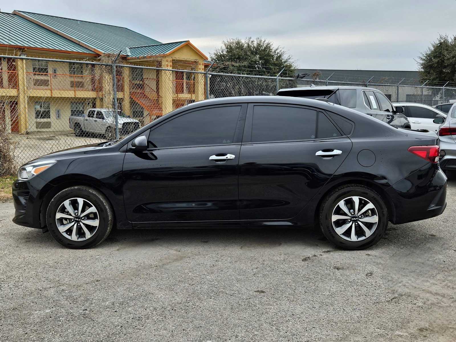 Thumbnail: 2022 Kia Rio - 3