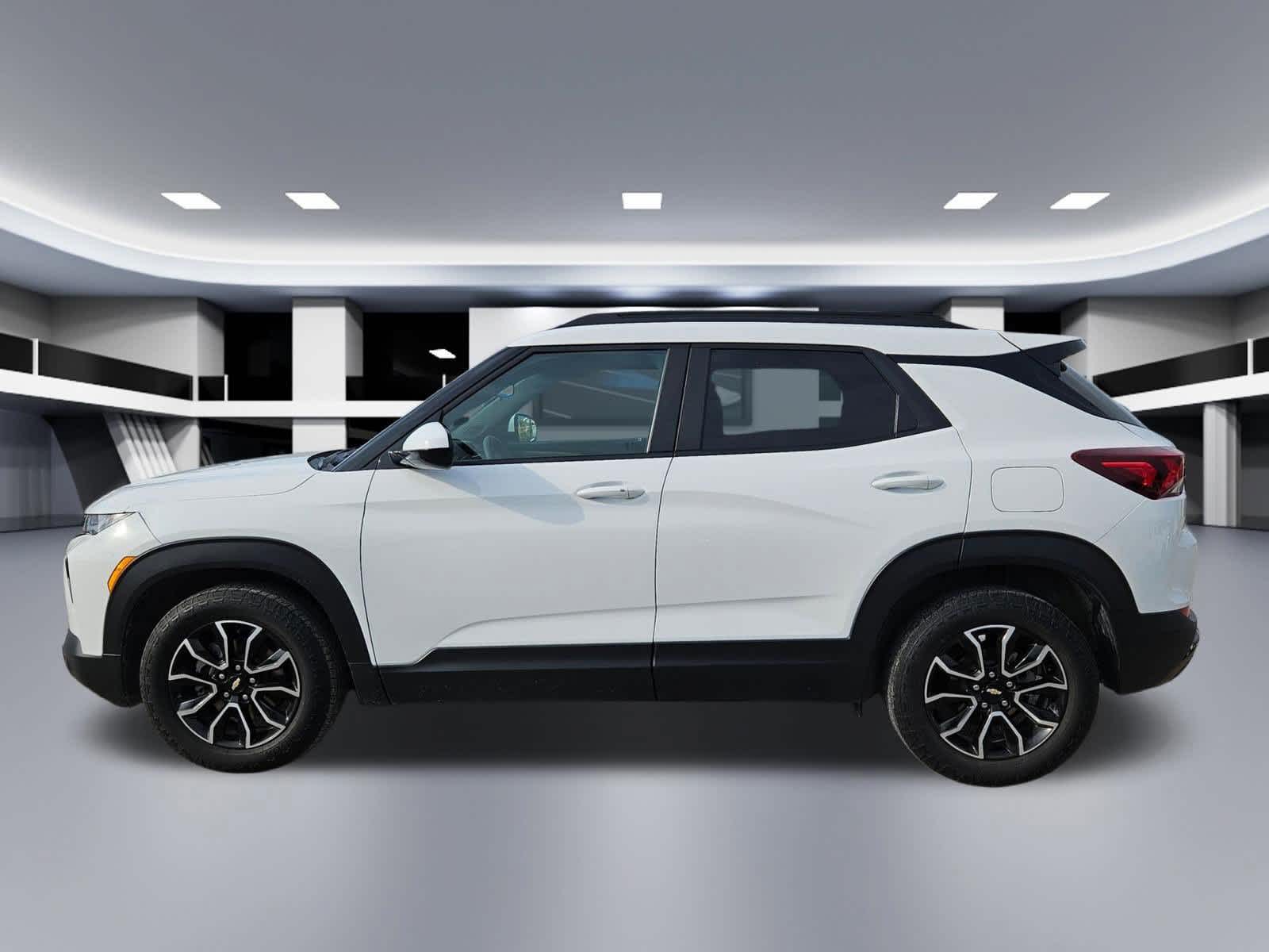 Thumbnail: 2023 Chevrolet TrailBlazer - 3