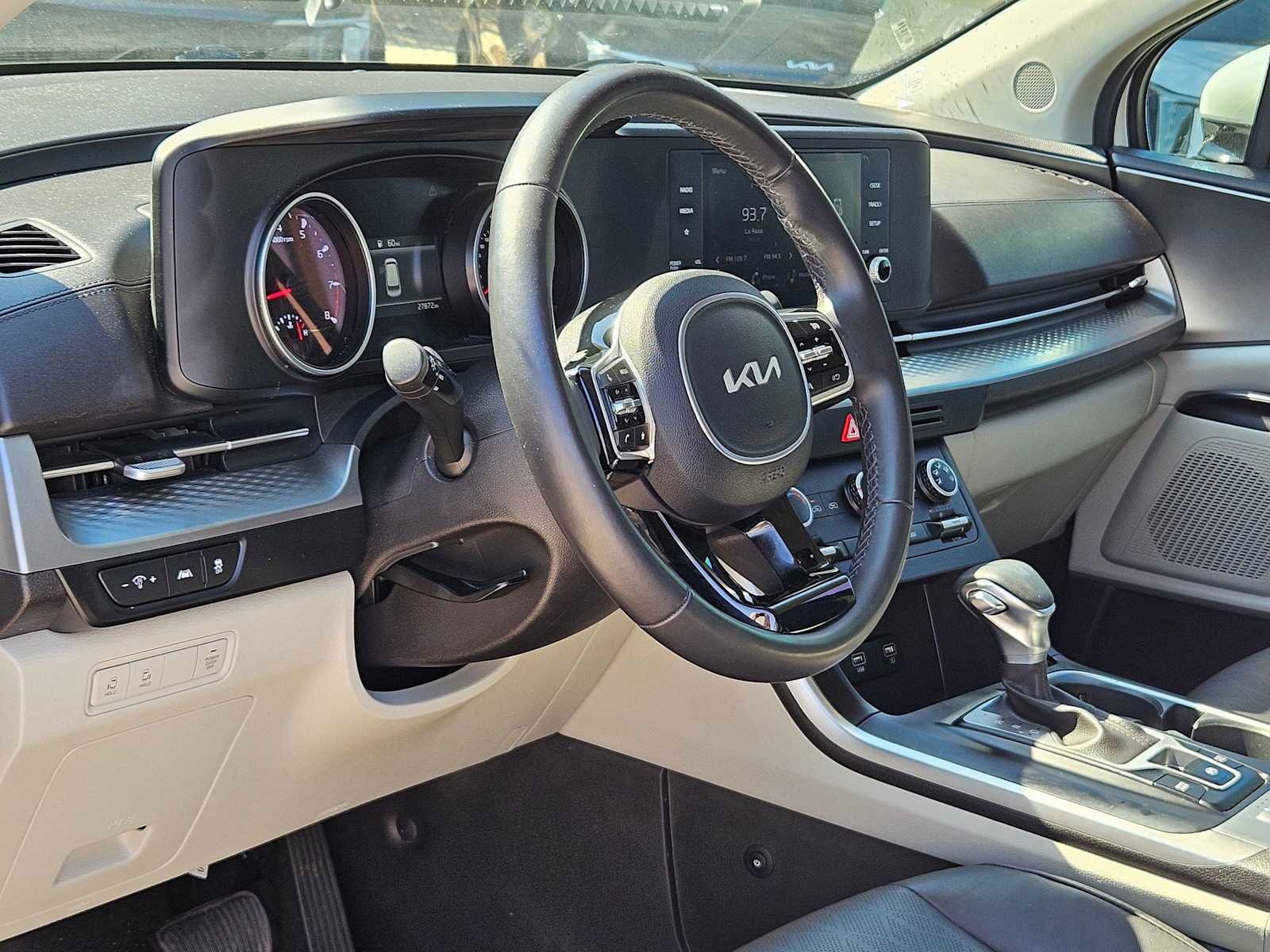 2023 Kia Carnival LX photo 2