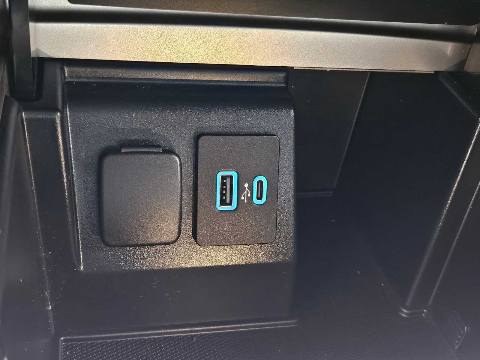 Thumbnail: 2020 Ford Explorer - 31