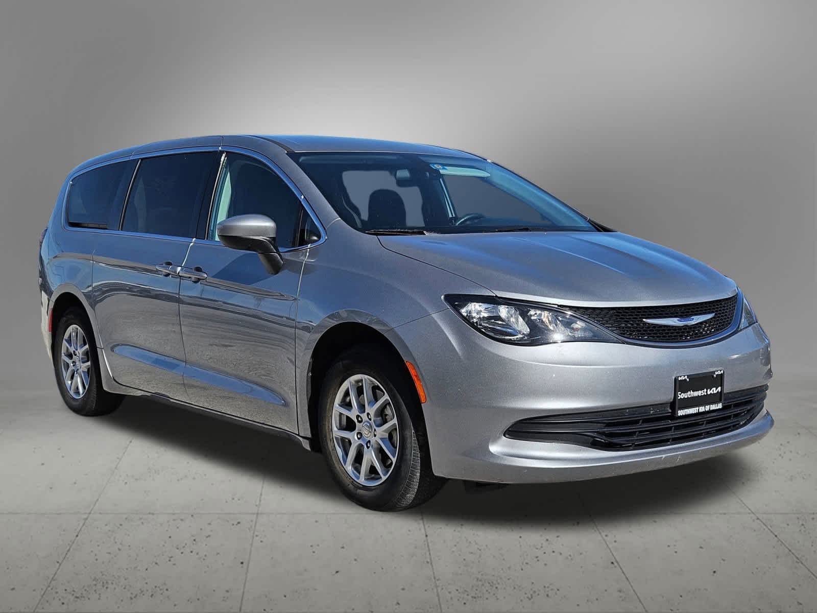 Thumbnail: 2020 Chrysler Voyager - 6