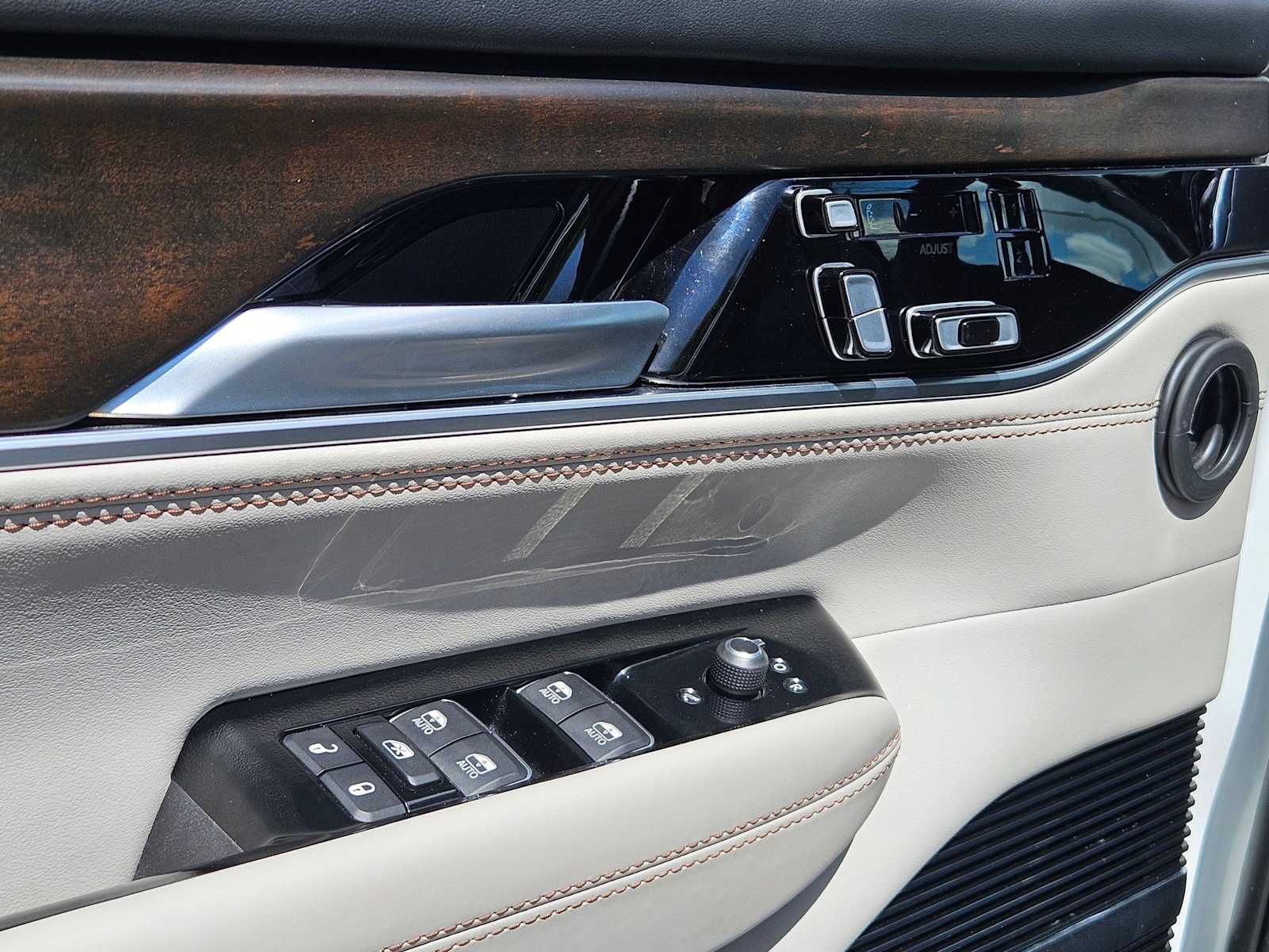 Thumbnail: 2023 Jeep Grand Wagoneer L - 31