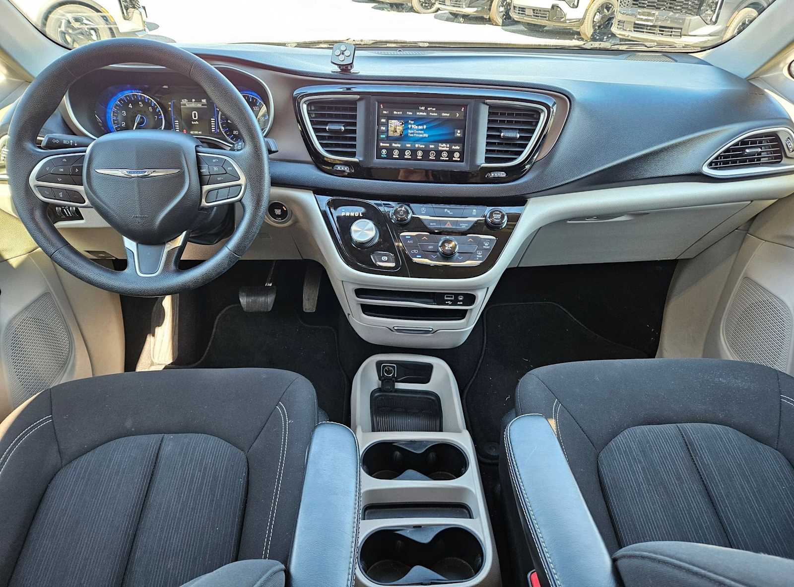 Thumbnail: 2020 Chrysler Voyager - 12