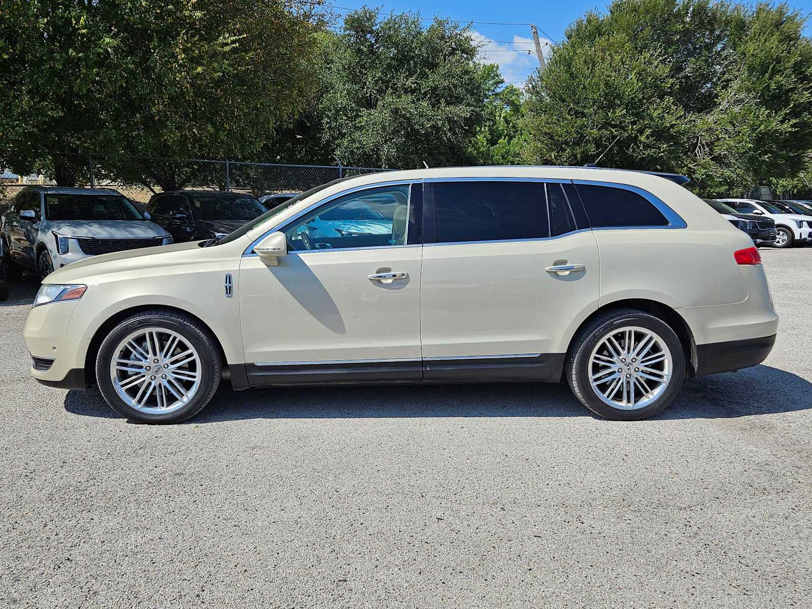 2016 Lincoln MKT EcoBoost photo 2