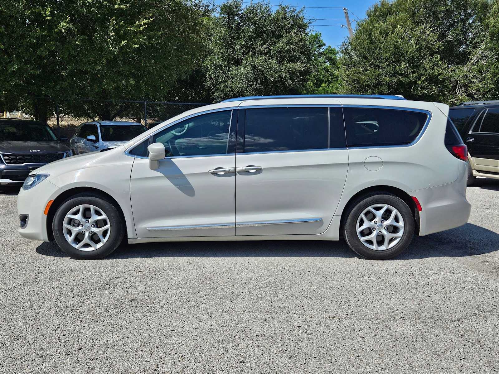 Thumbnail: 2017 Chrysler Pacifica - 2