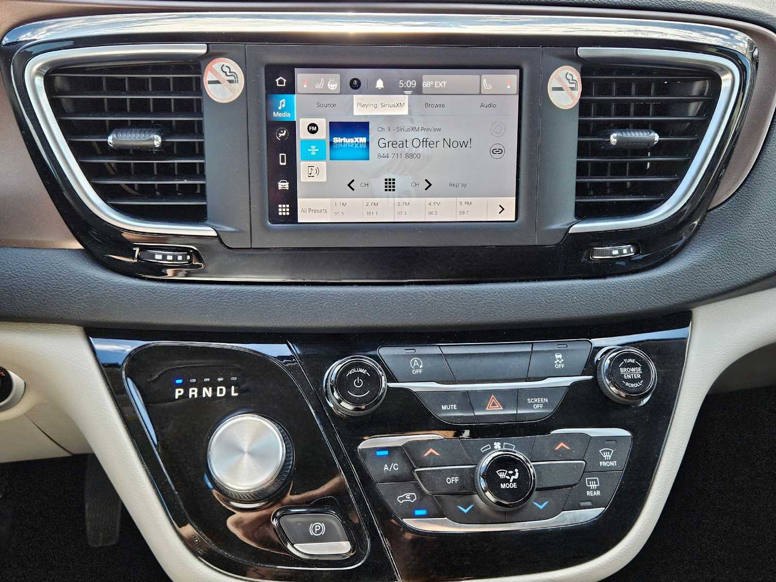 Thumbnail: 2023 Chrysler Voyager - 20