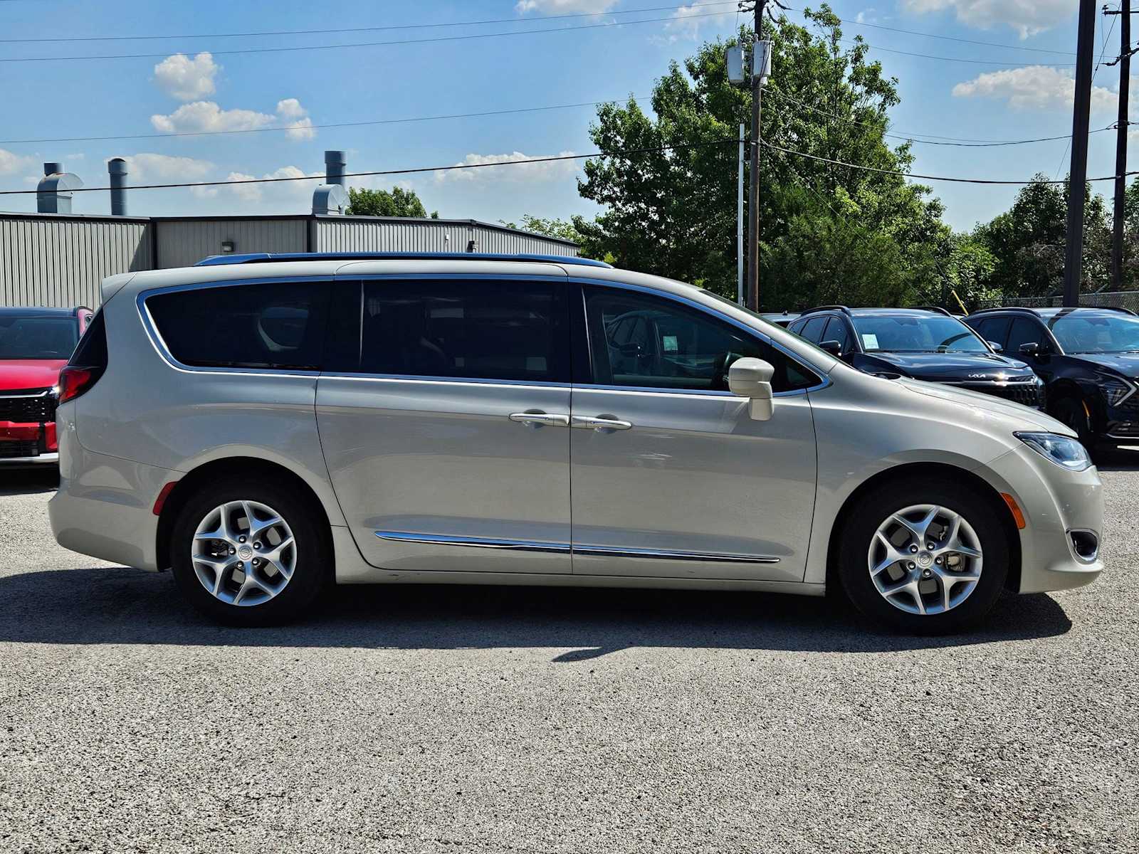 Thumbnail: 2017 Chrysler Pacifica - 6