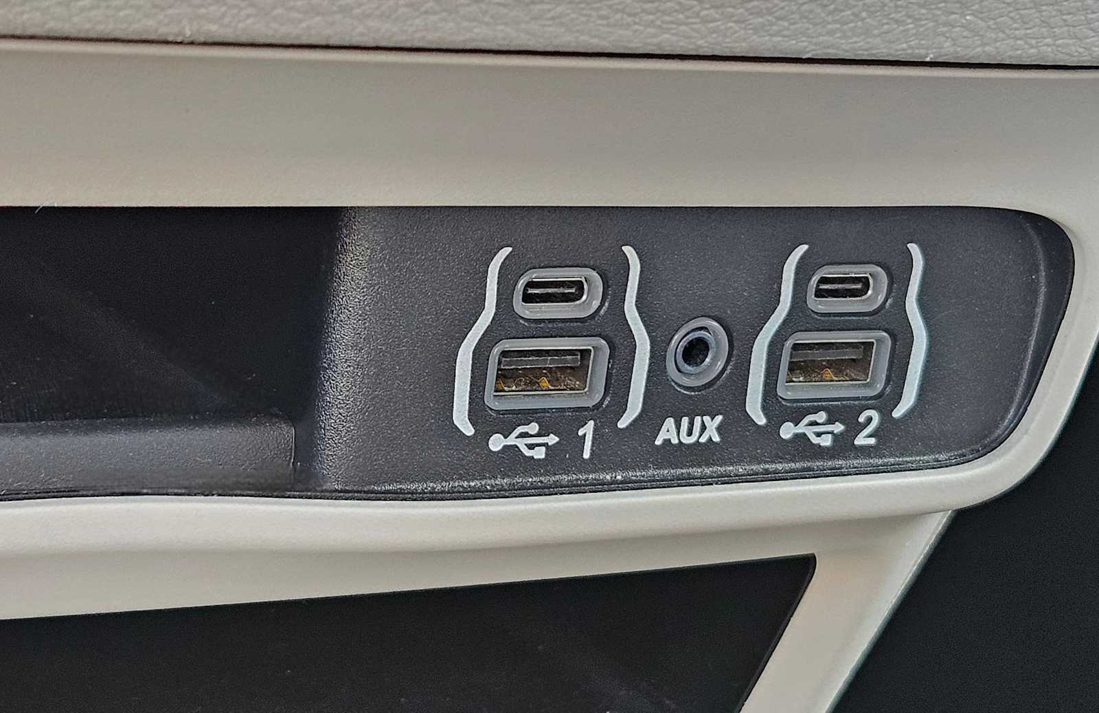 Thumbnail: 2023 Chrysler Voyager - 23