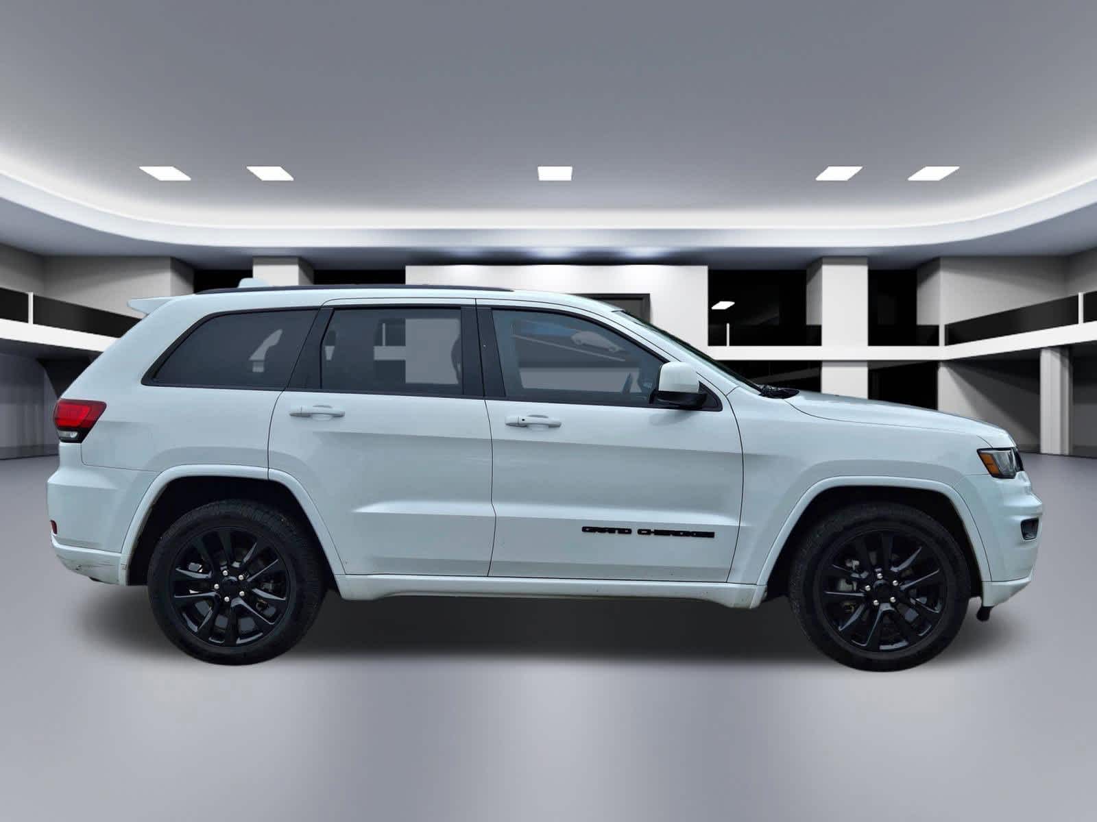 Thumbnail: 2018 Jeep Grand Cherokee - 6