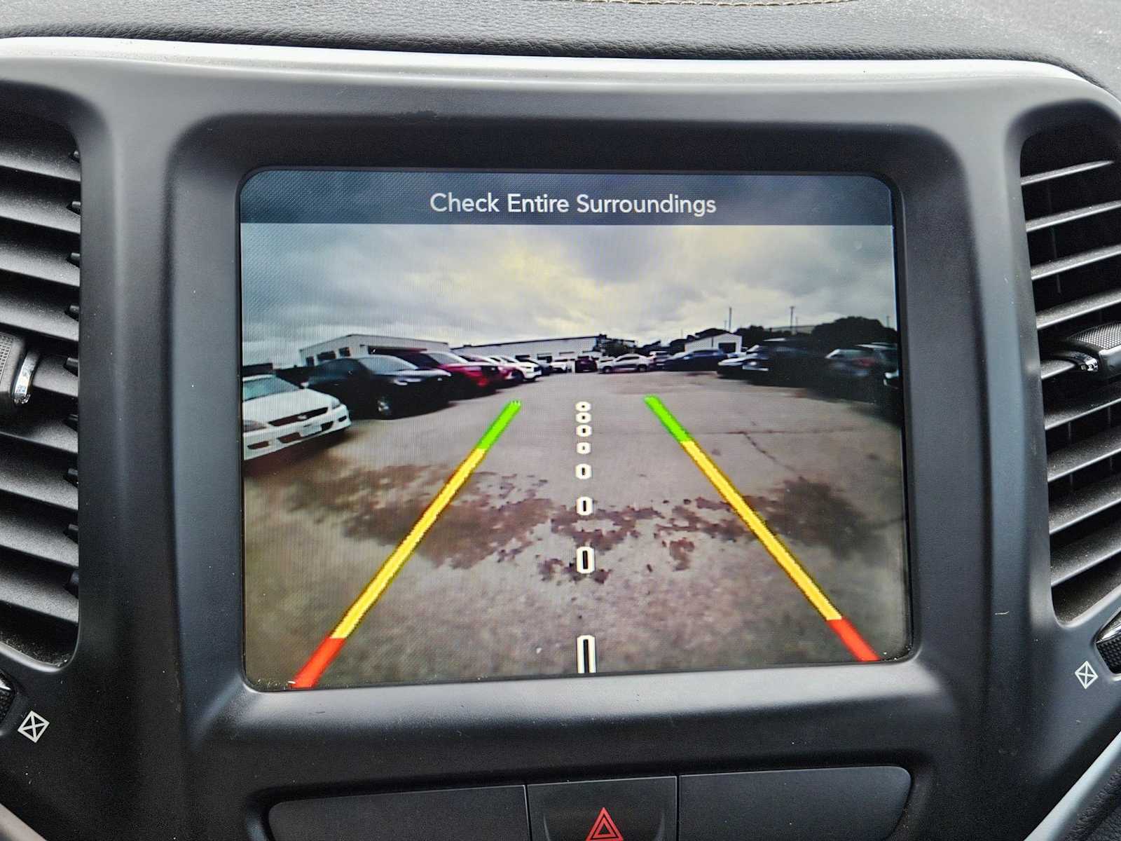 Thumbnail: 2018 Jeep Cherokee - 16