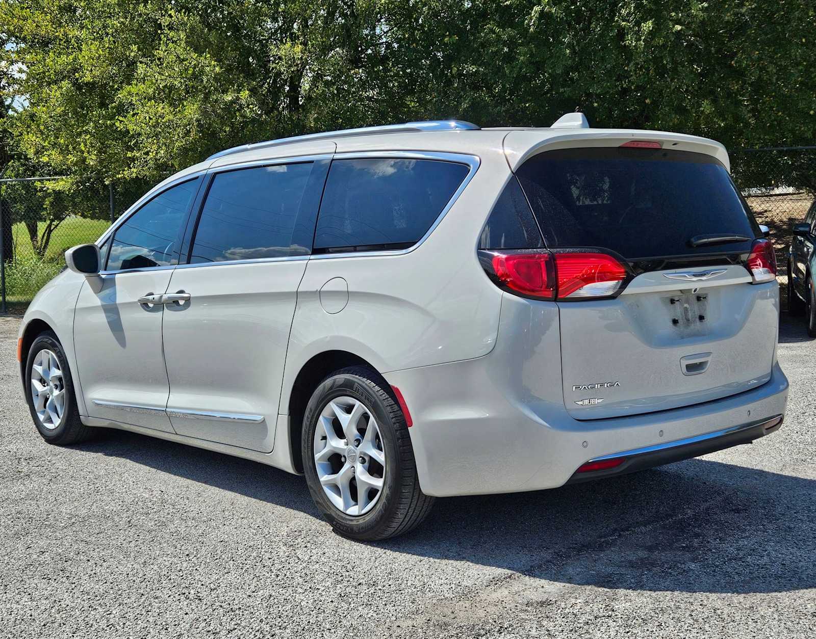 Thumbnail: 2017 Chrysler Pacifica - 3