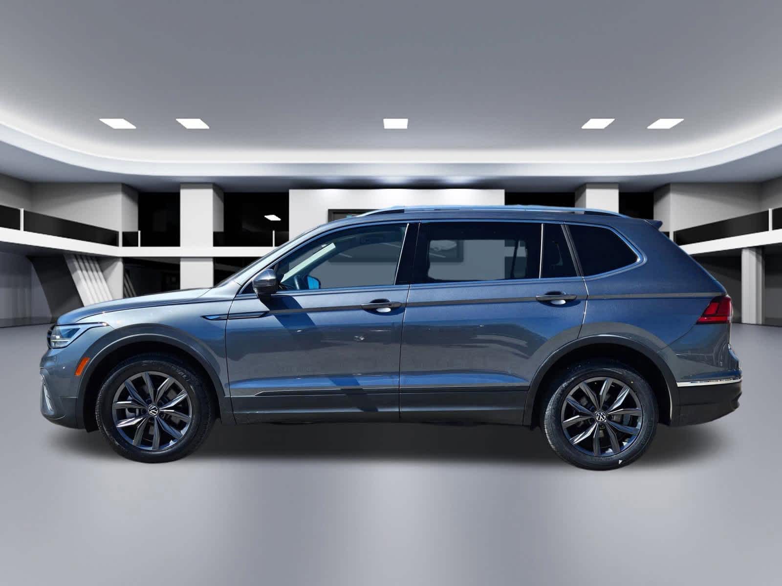 Thumbnail: 2022 Volkswagen Tiguan - 3