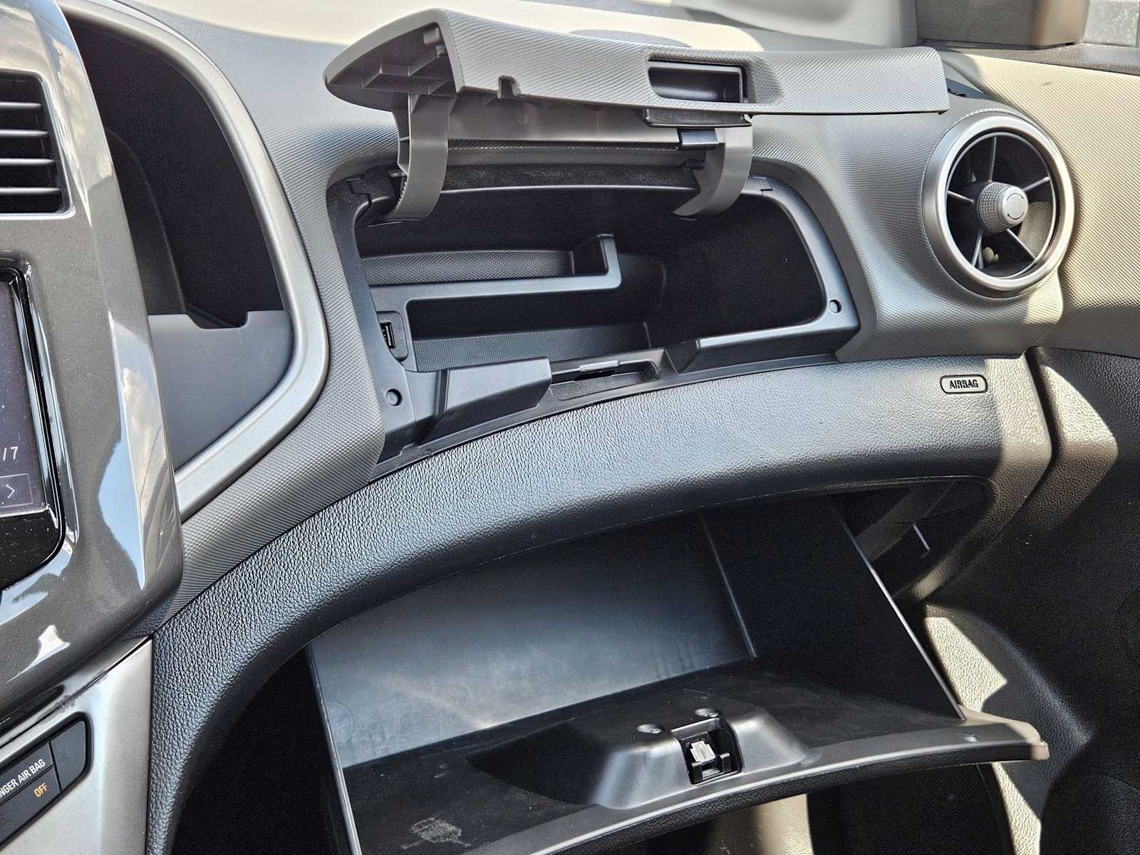 Thumbnail: 2015 Chevrolet Sonic - 32
