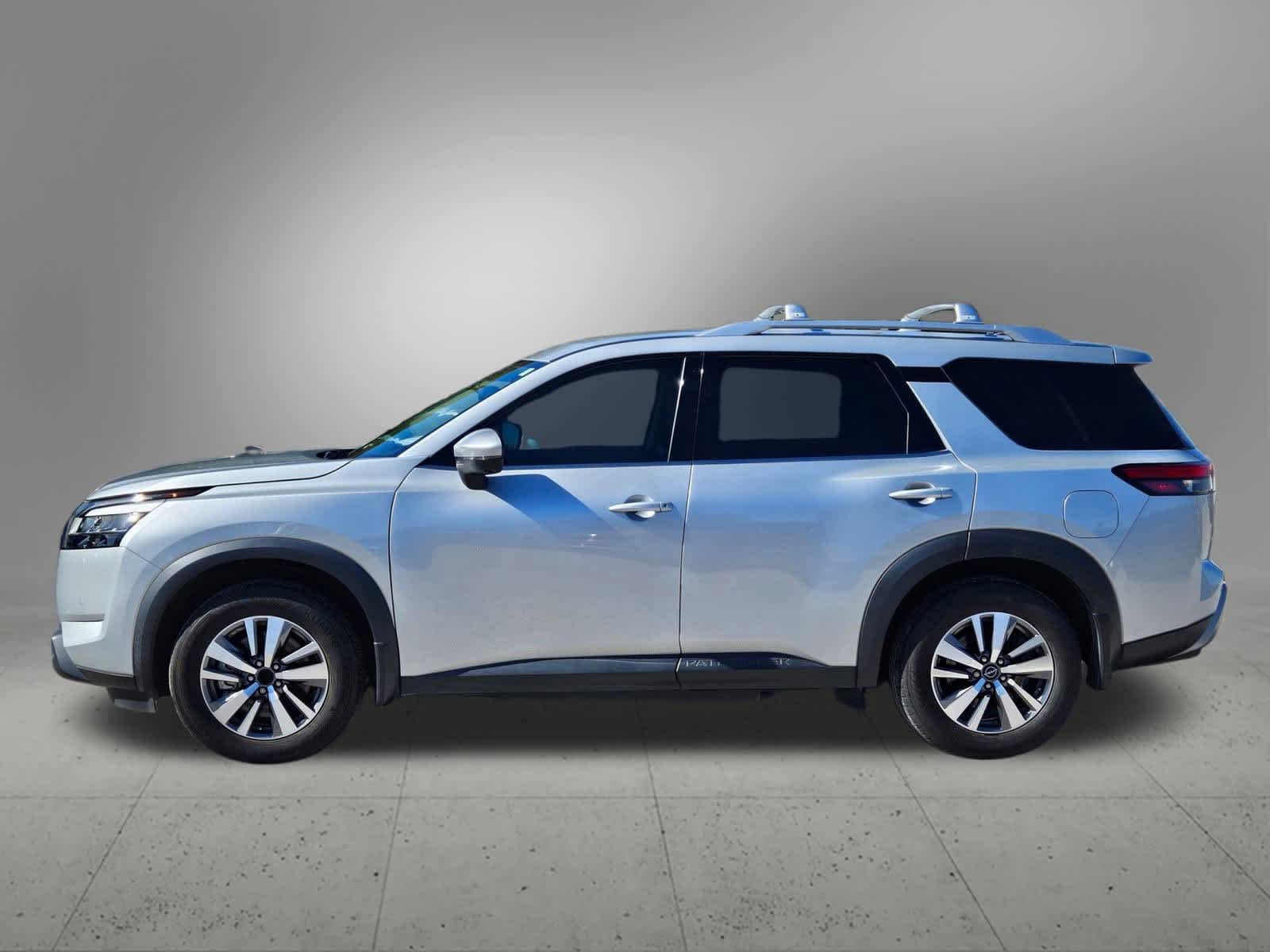 2022 Nissan Pathfinder SL photo 2