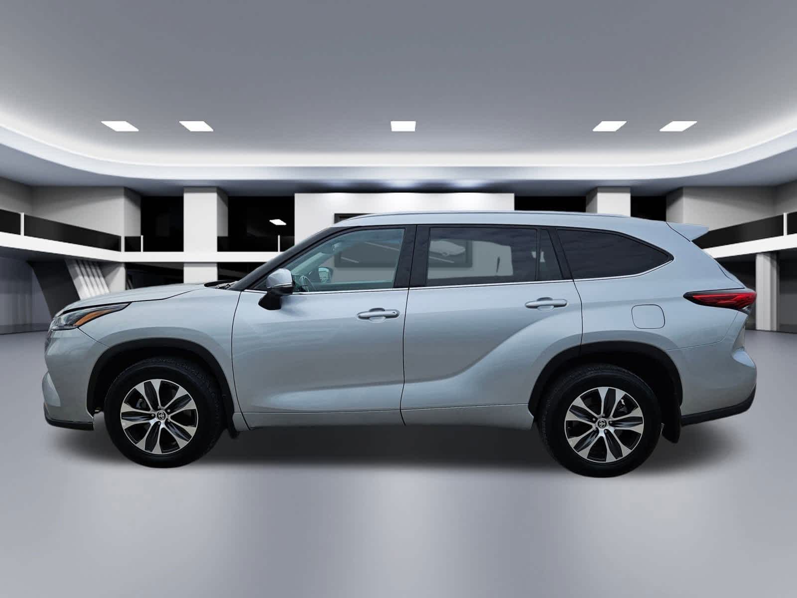 Thumbnail: 2021 Toyota Highlander - 3