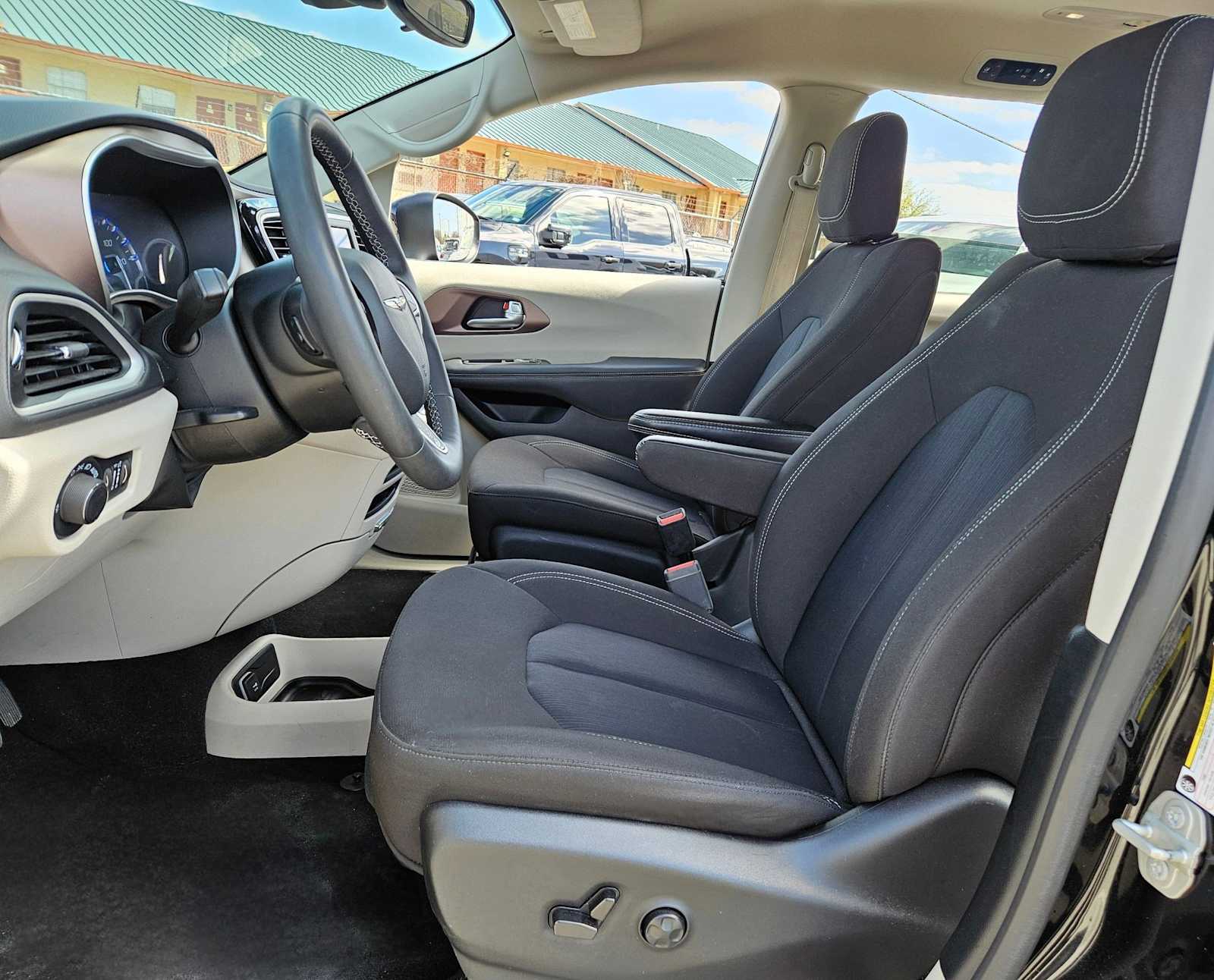 Thumbnail: 2023 Chrysler Voyager - 15