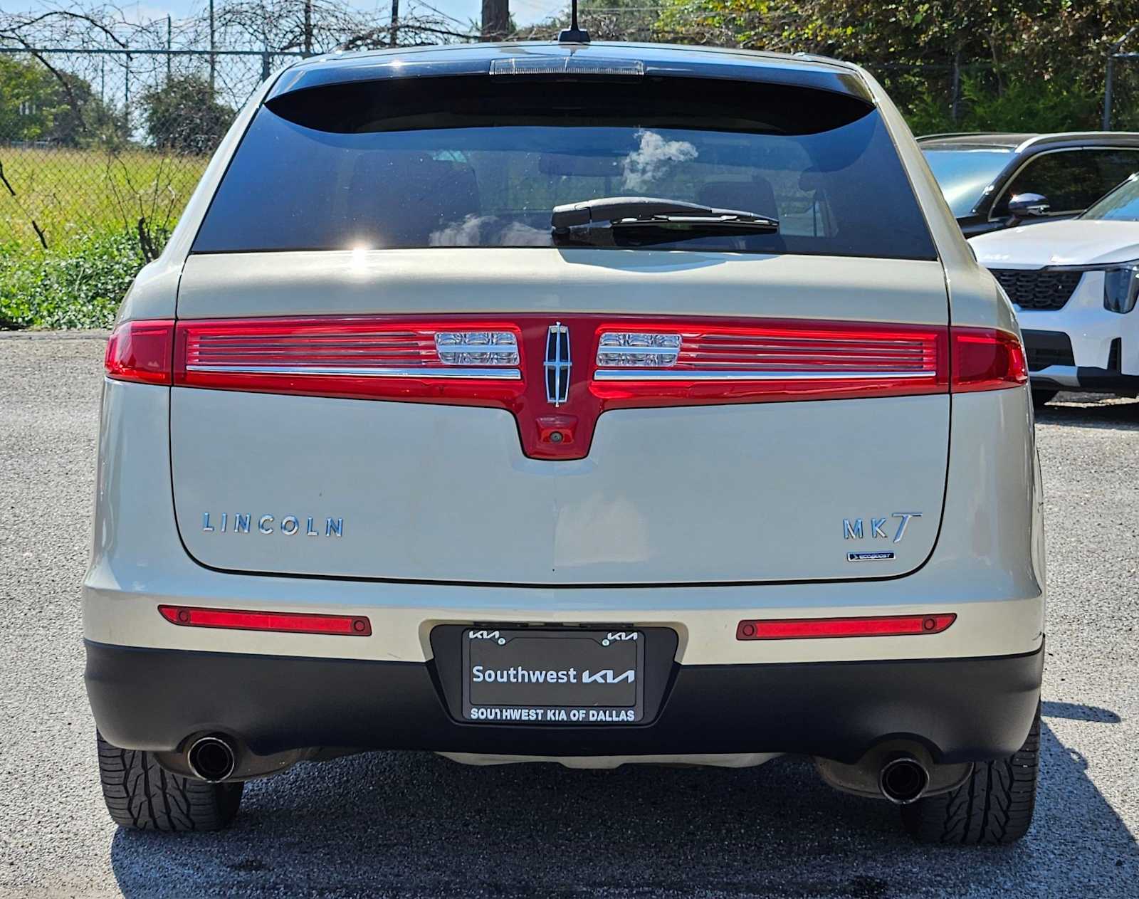 2016 Lincoln MKT EcoBoost photo 4