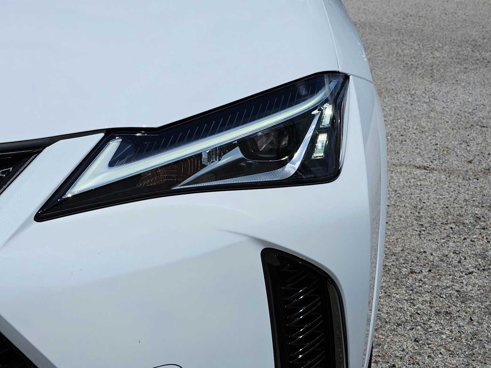 Thumbnail: 2022 Lexus UX - 10