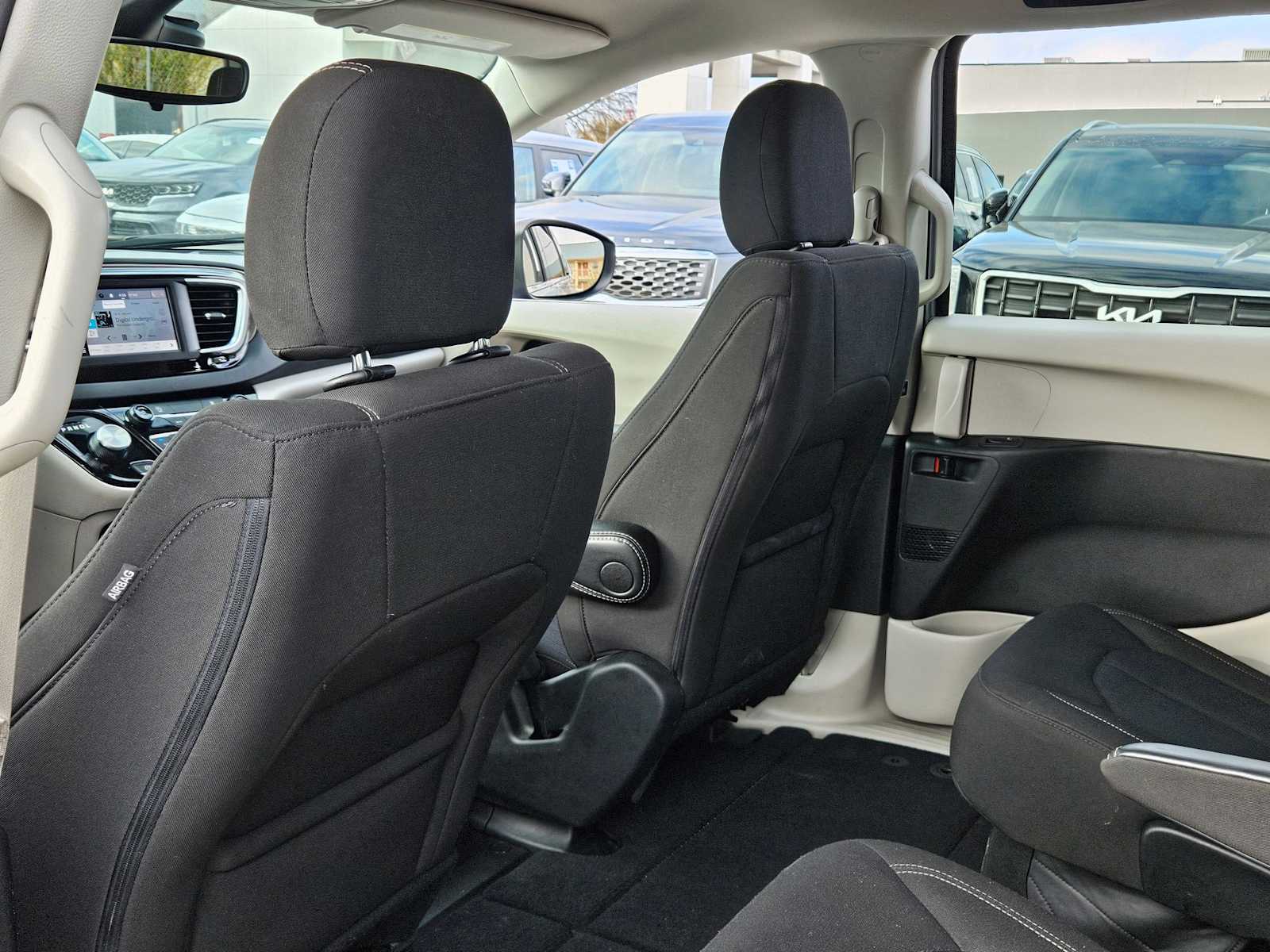 Thumbnail: 2023 Chrysler Voyager - 19