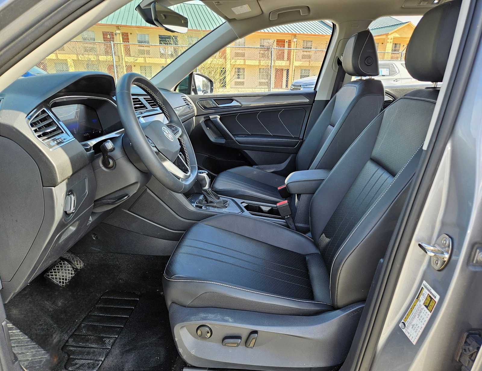 Thumbnail: 2023 Volkswagen Tiguan - 14