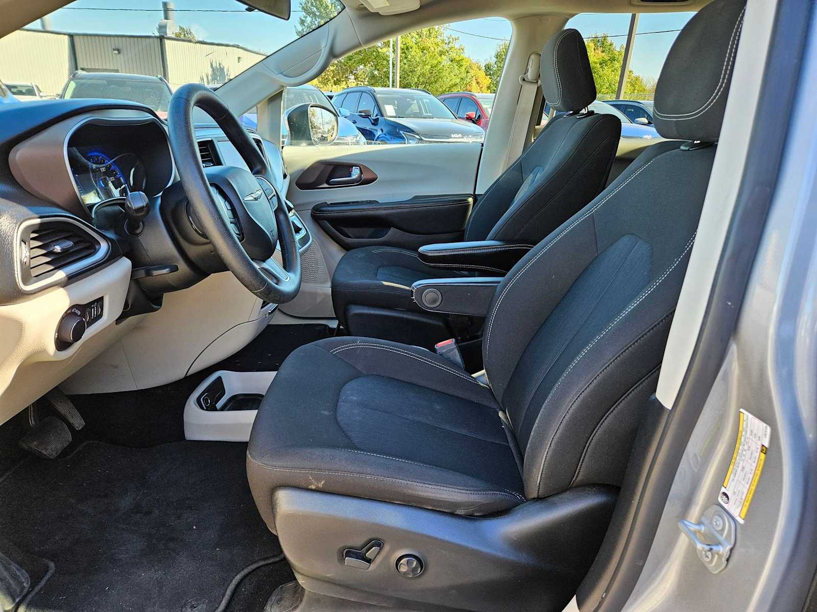 Thumbnail: 2020 Chrysler Voyager - 13